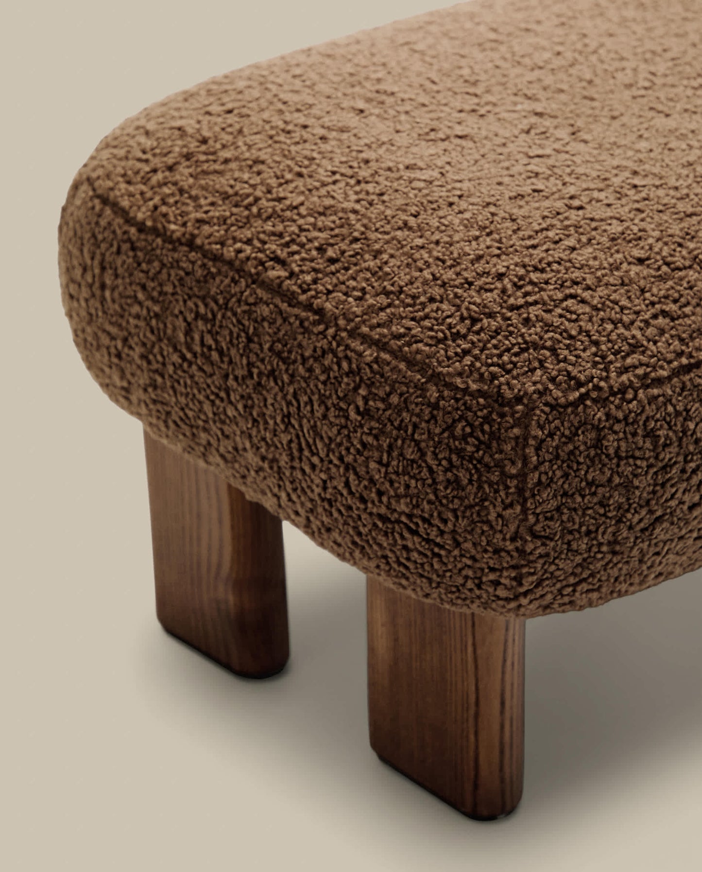 Poggiapiedi Nema bouclé topo piedi legno massello frassino finitura naturale 65x55,4cm FSC 100%