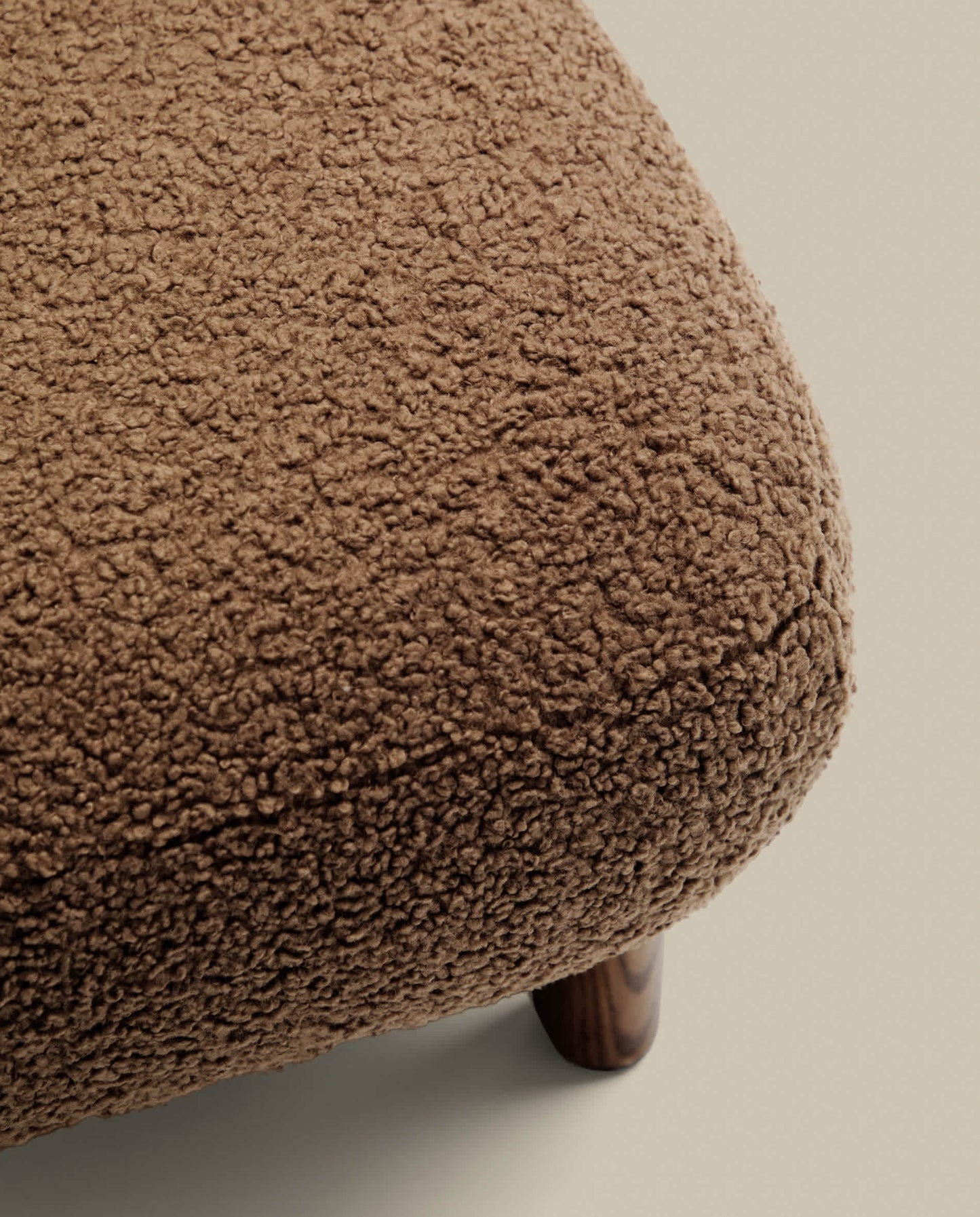 Poggiapiedi Nema bouclé topo piedi legno massello frassino finitura naturale 65x55,4cm FSC 100%