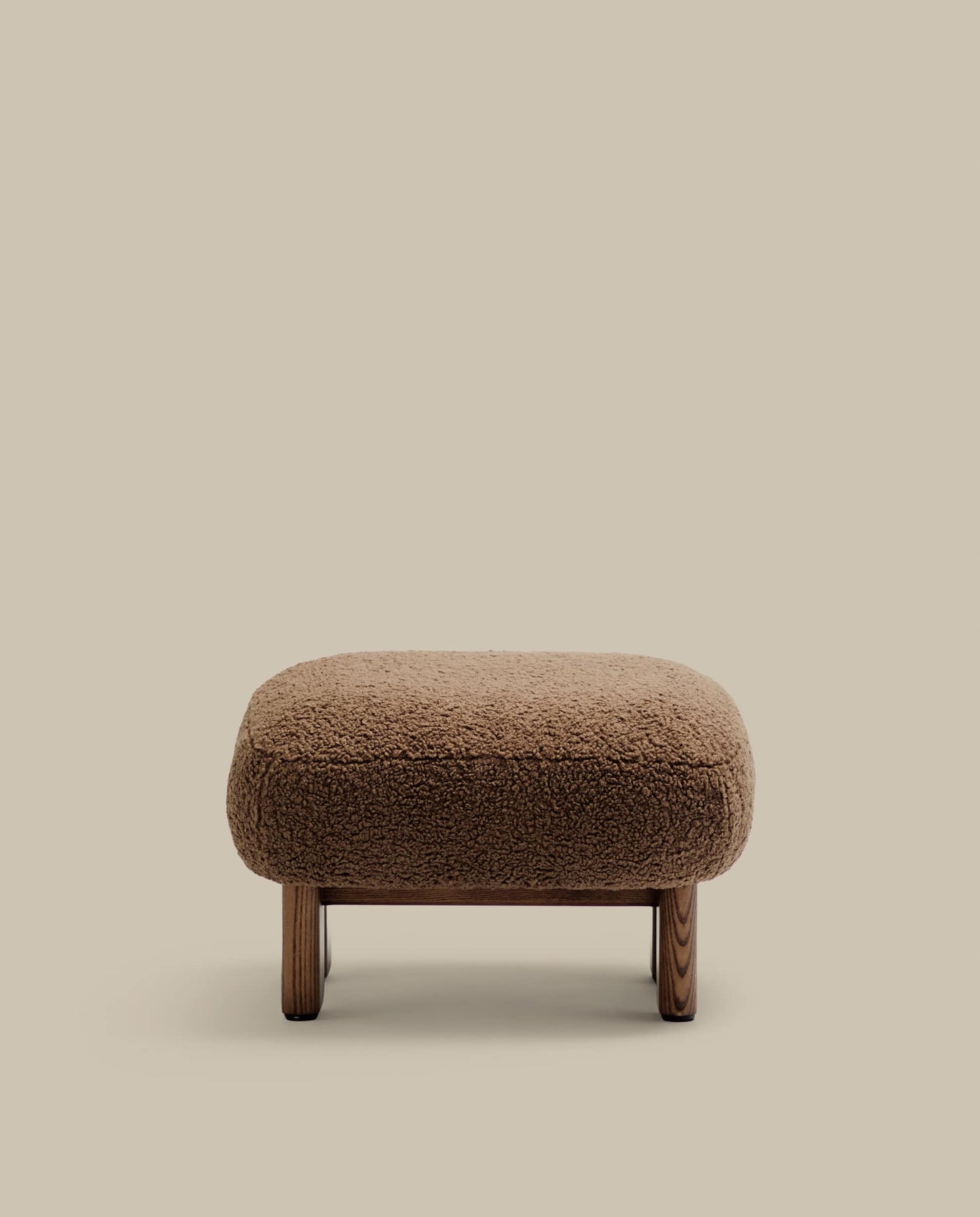 Poggiapiedi Nema bouclé topo piedi legno massello frassino finitura naturale 65x55,4cm FSC 100%