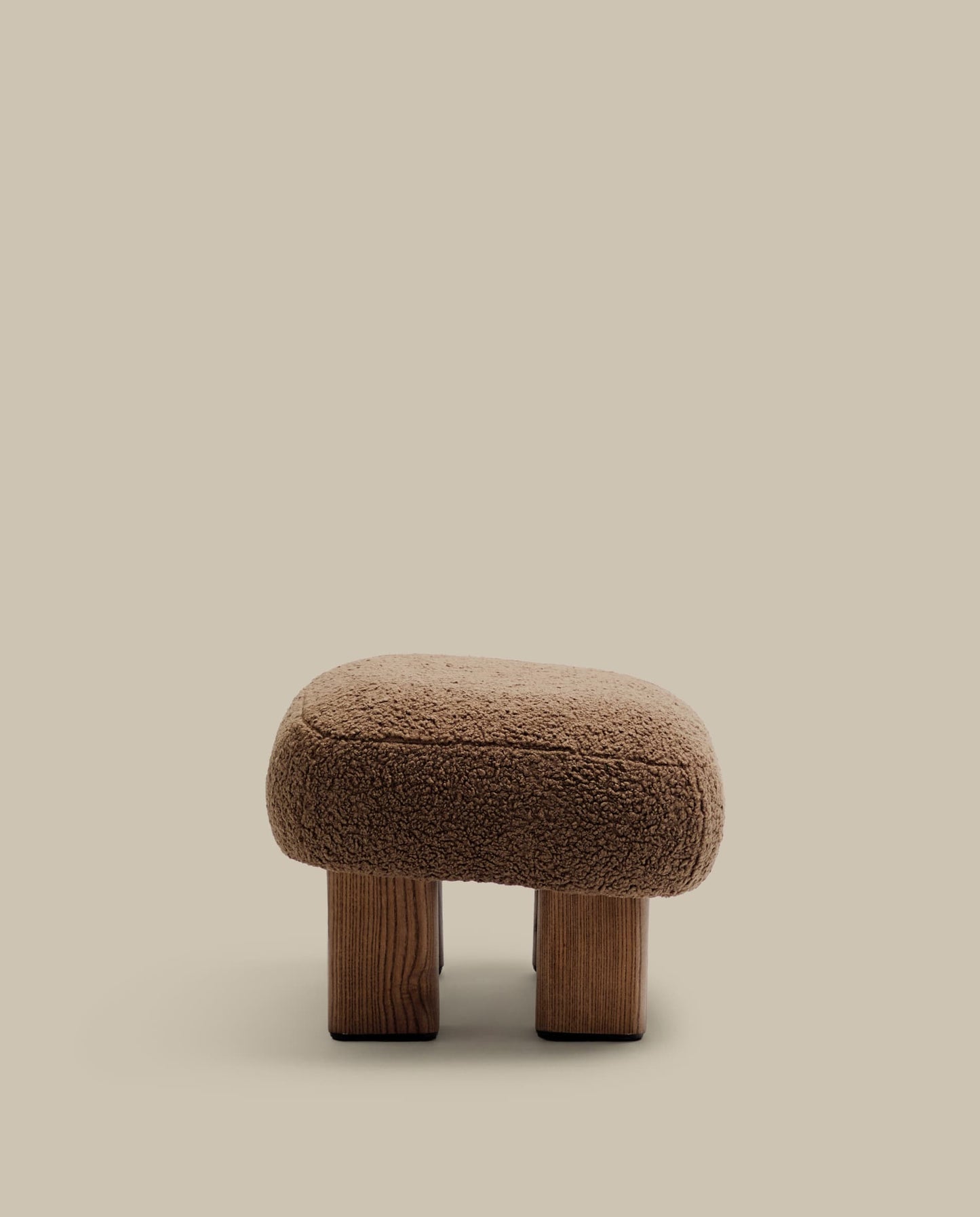 Poggiapiedi Nema bouclé topo piedi legno massello frassino finitura naturale 65x55,4cm FSC 100%