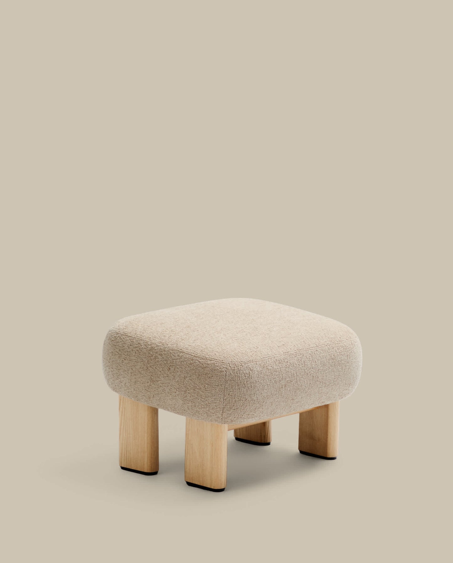 Poggiapiedi Nema ciniglia beige piedi legno massello frassino finitura naturale 65x55,4cm FSC 100%