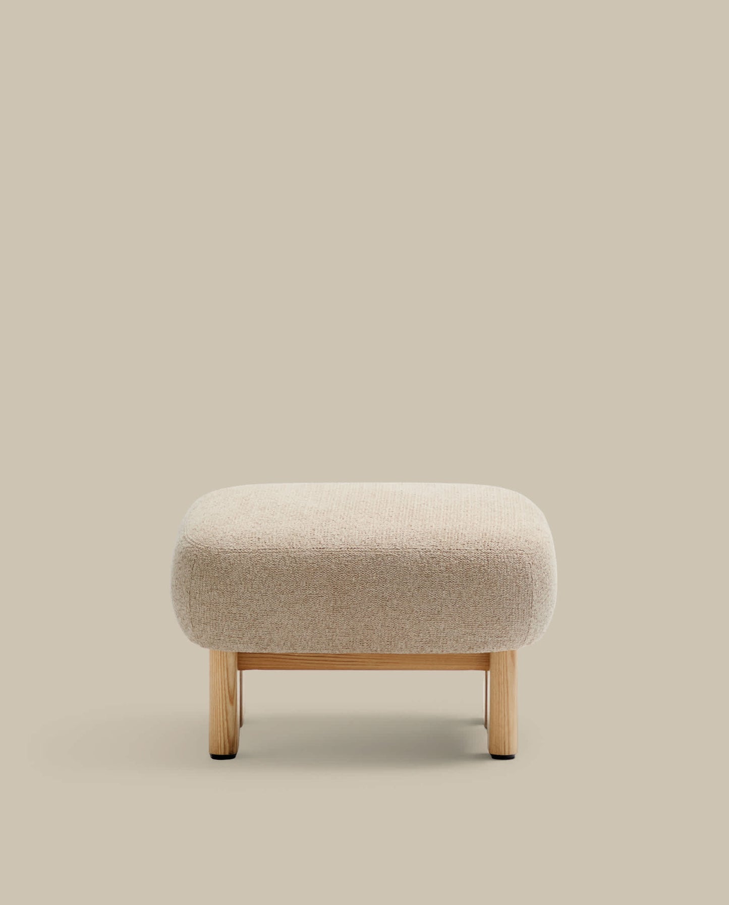 Poggiapiedi Nema ciniglia beige piedi legno massello frassino finitura naturale 65x55,4cm FSC 100%