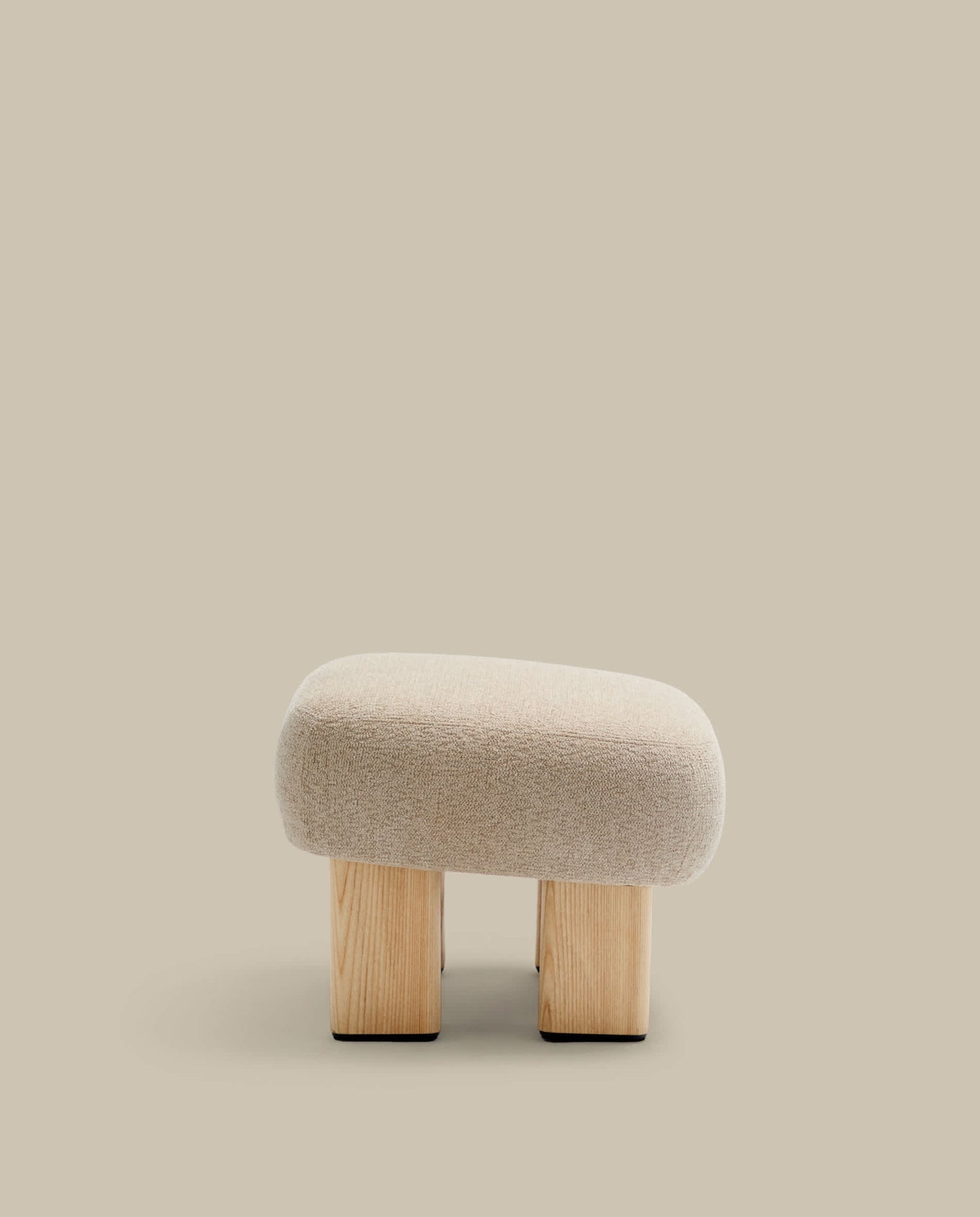 Poggiapiedi Nema ciniglia beige piedi legno massello frassino finitura naturale 65x55,4cm FSC 100%