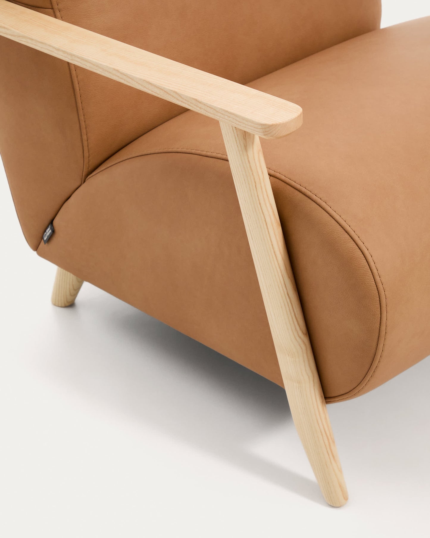 Poltrona Meghan in pelle marrone e frassino massiccio con finitura naturale FSC Mix Credit