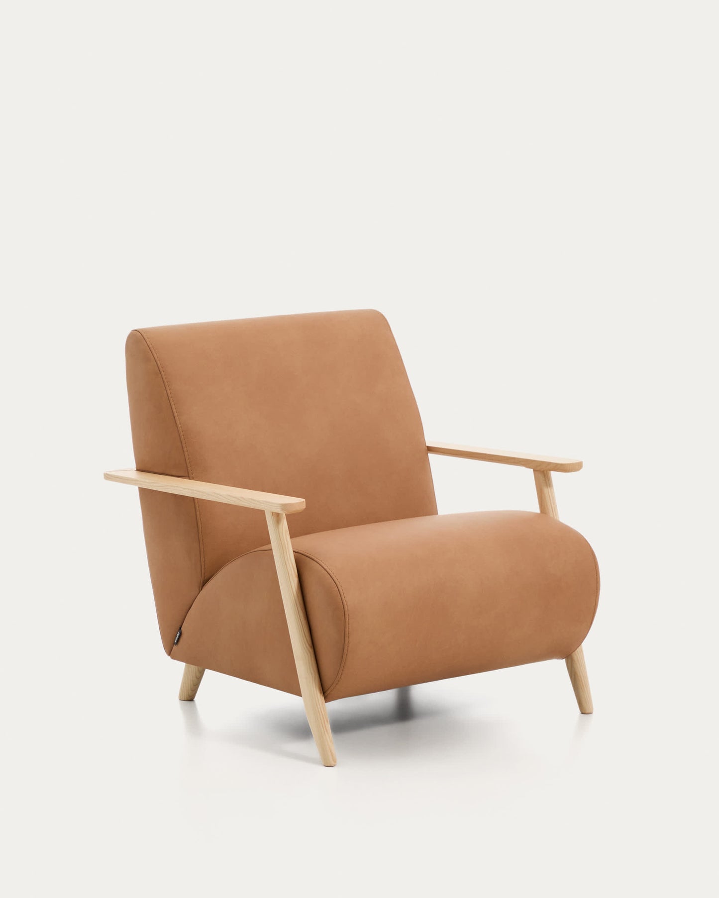 Poltrona Meghan in pelle marrone e frassino massiccio con finitura naturale FSC Mix Credit