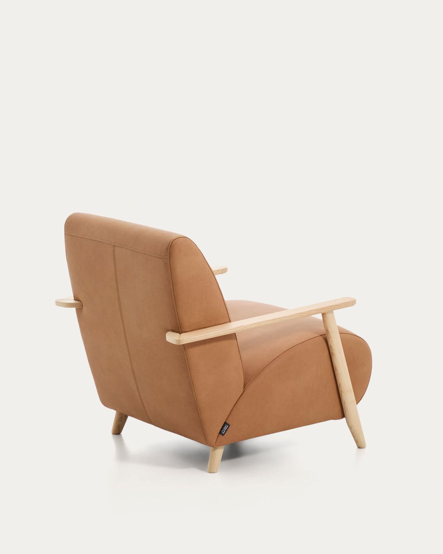 Poltrona Meghan in pelle marrone e frassino massiccio con finitura naturale FSC Mix Credit