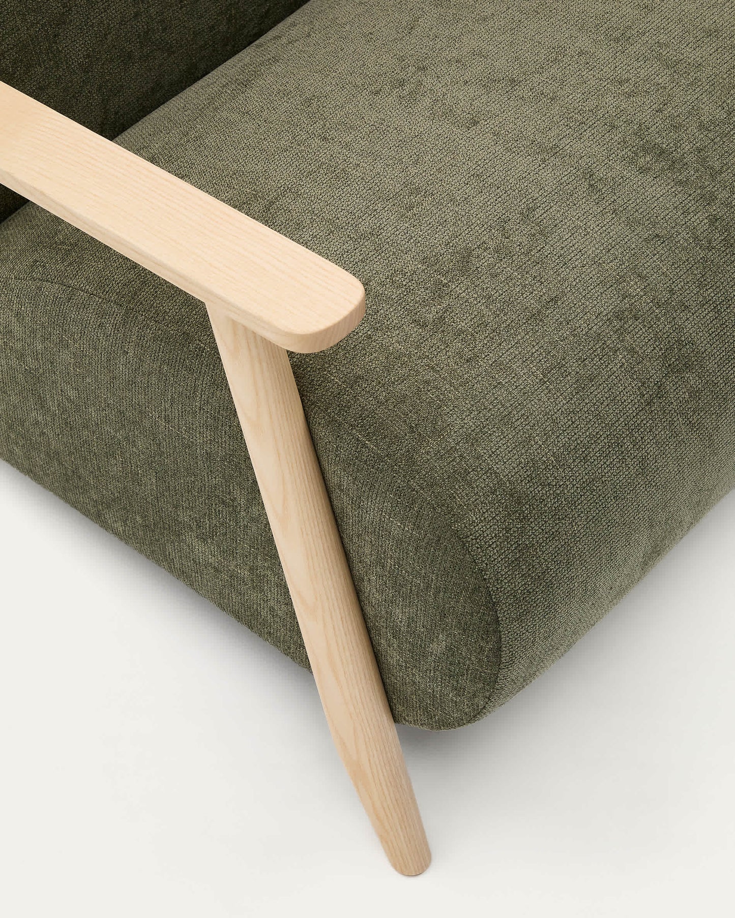 Poltrona Meghan in ciniglia verde e legno massello di frassino con finitura naturale