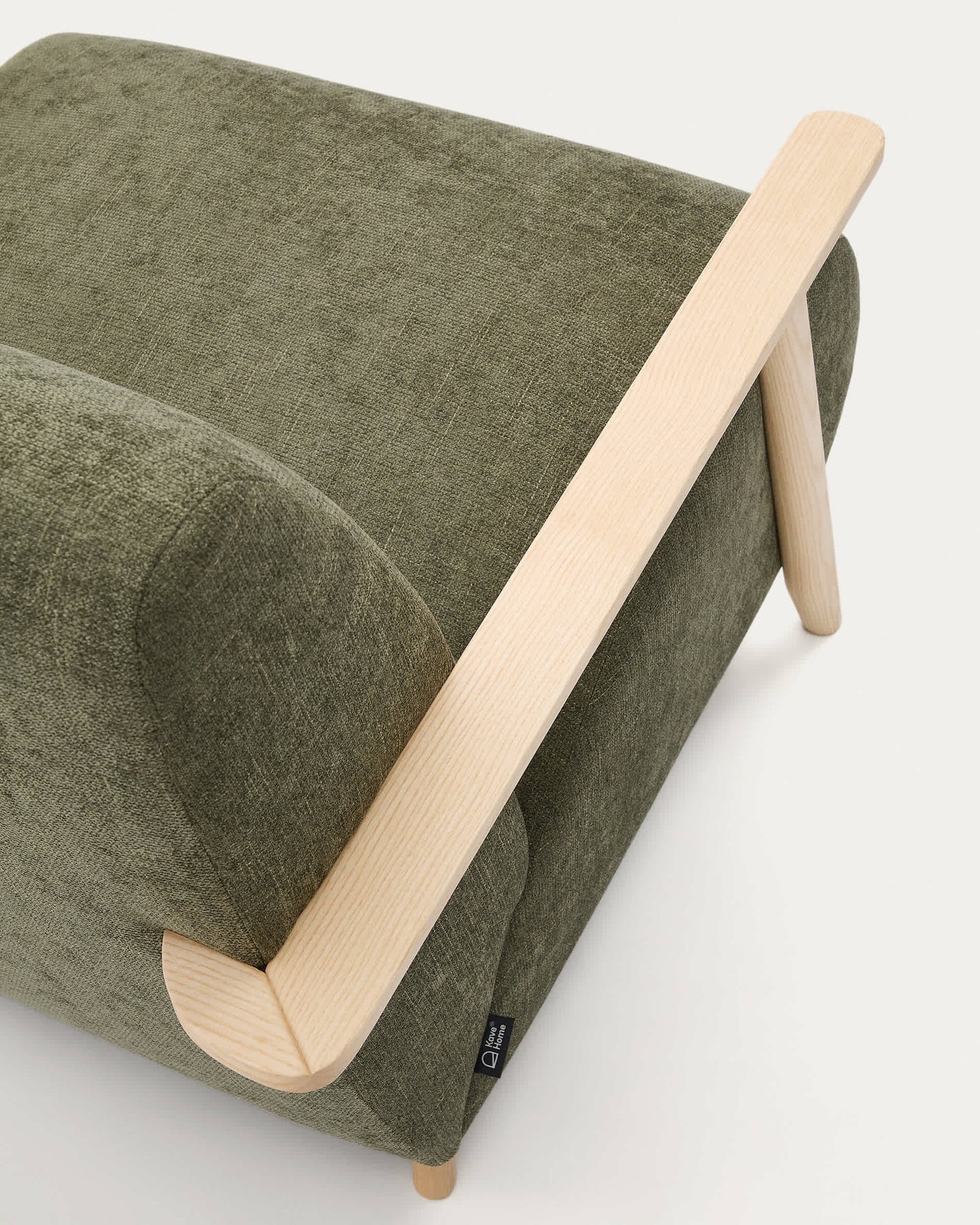 Poltrona Meghan in ciniglia verde e legno massello di frassino con finitura naturale