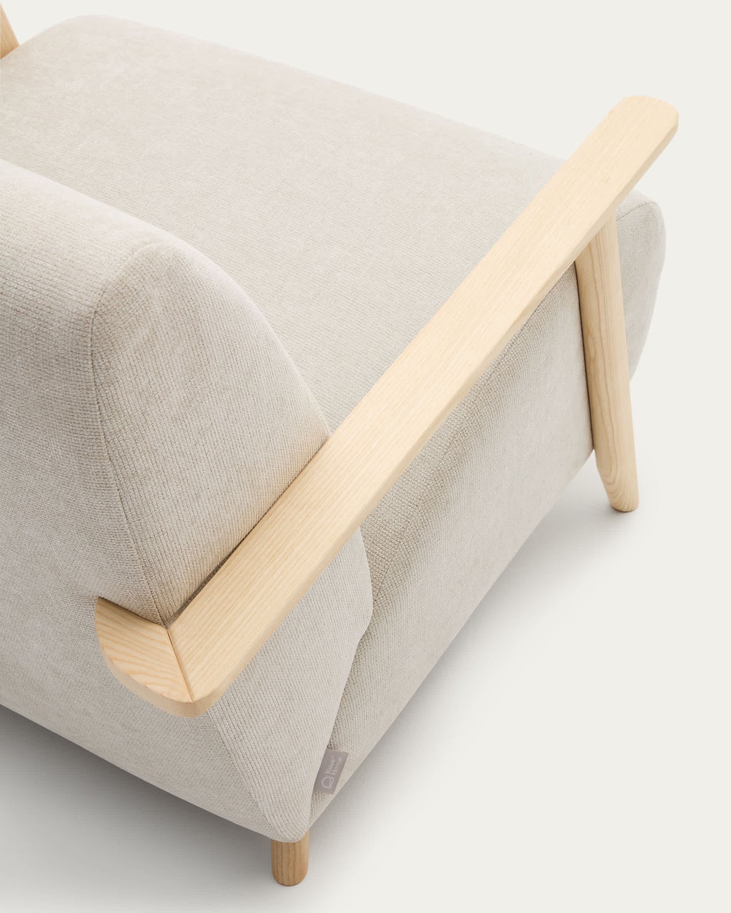 Poltrona Meghan in ciniglia perla e legno massello di frassino con finitura naturale