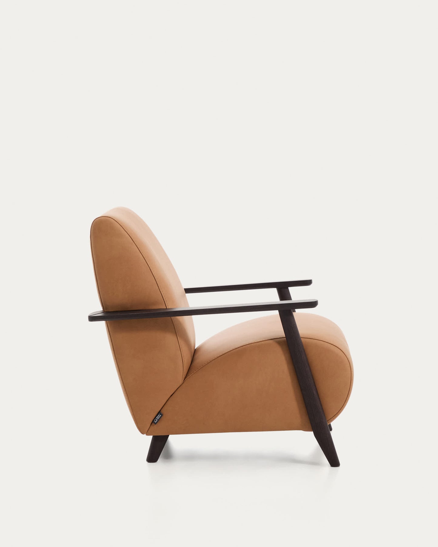 Poltrona Meghan in pelle marrone e frassino massiccio con finitura wengé FSC Mix Credit