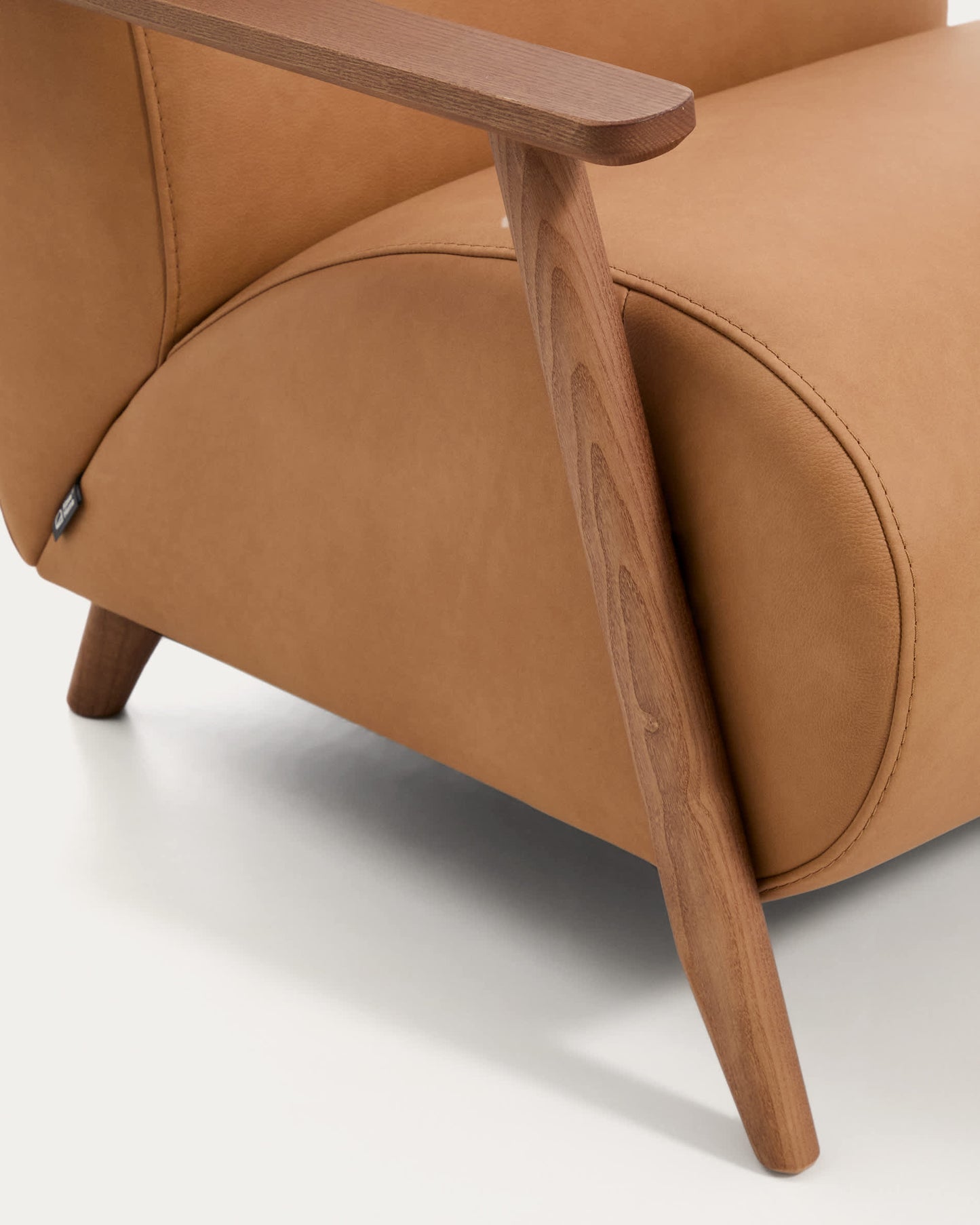 Poltrona Meghan in pelle marrone e frassino massiccio con finitura noce FSC Mix Credit