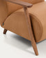 Poltrona Meghan in pelle marrone e frassino massiccio con finitura noce FSC Mix Credit