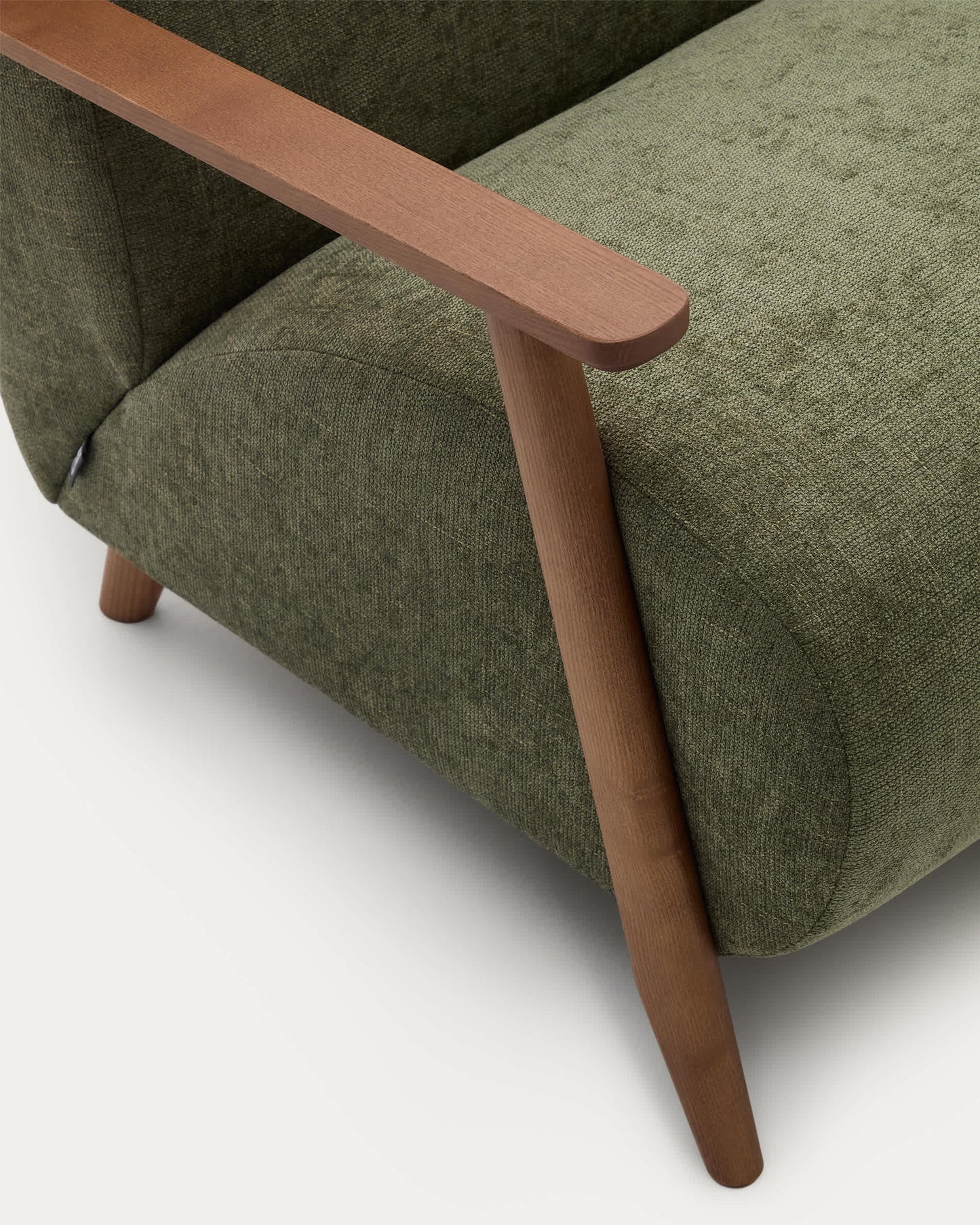 Poltrona Meghan in ciniglia verde e legno massello di frassino con finitura noce