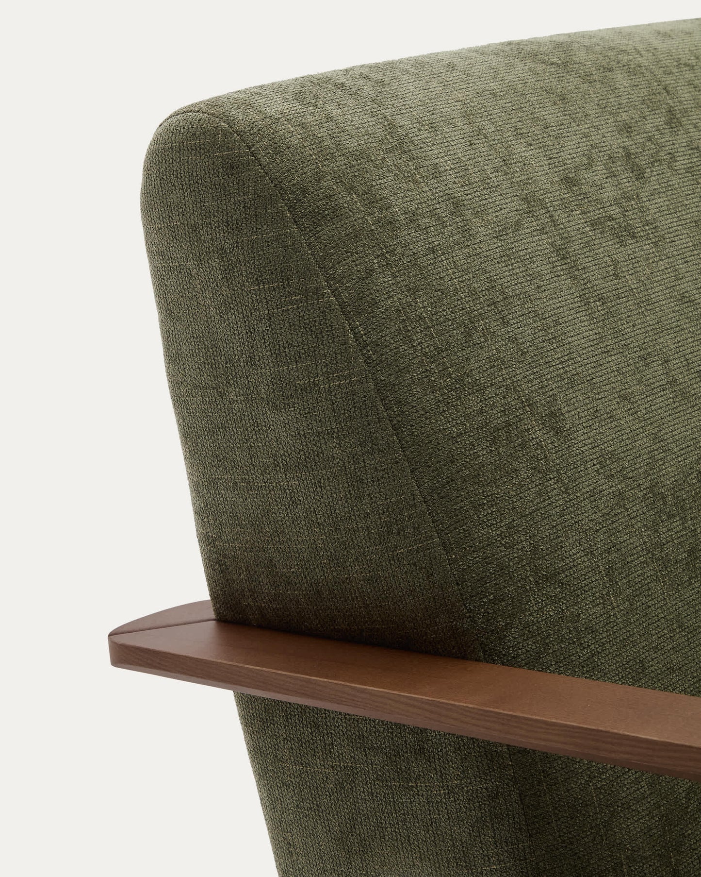 Poltrona Meghan in ciniglia verde e legno massello di frassino con finitura noce
