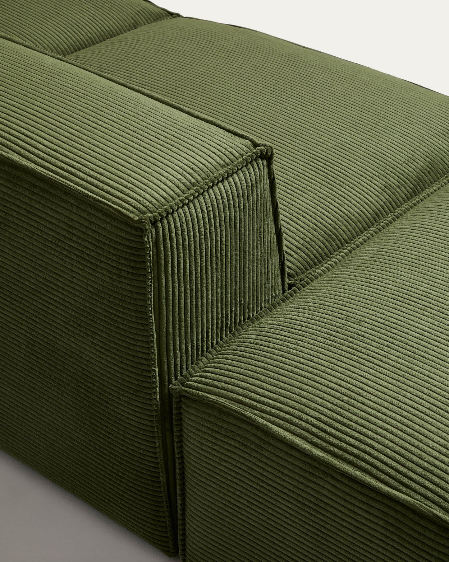 Divano Blok 3 posti con bracciolo sinistro e pouf terminale in velluto a coste spesso verde 270 cm FSC Mix Credit