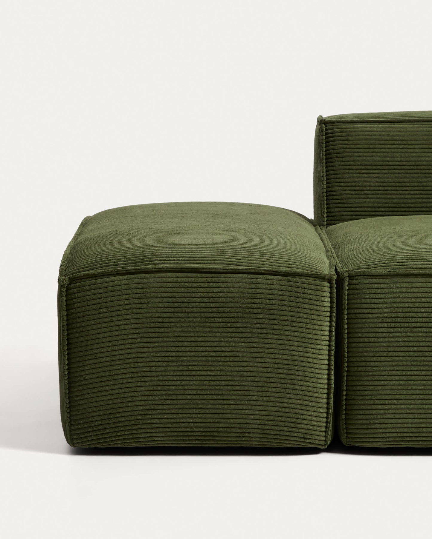Divano Blok 3 posti con pouf terminale in velluto a coste spesso verde 240 cm FSC Mix Credit