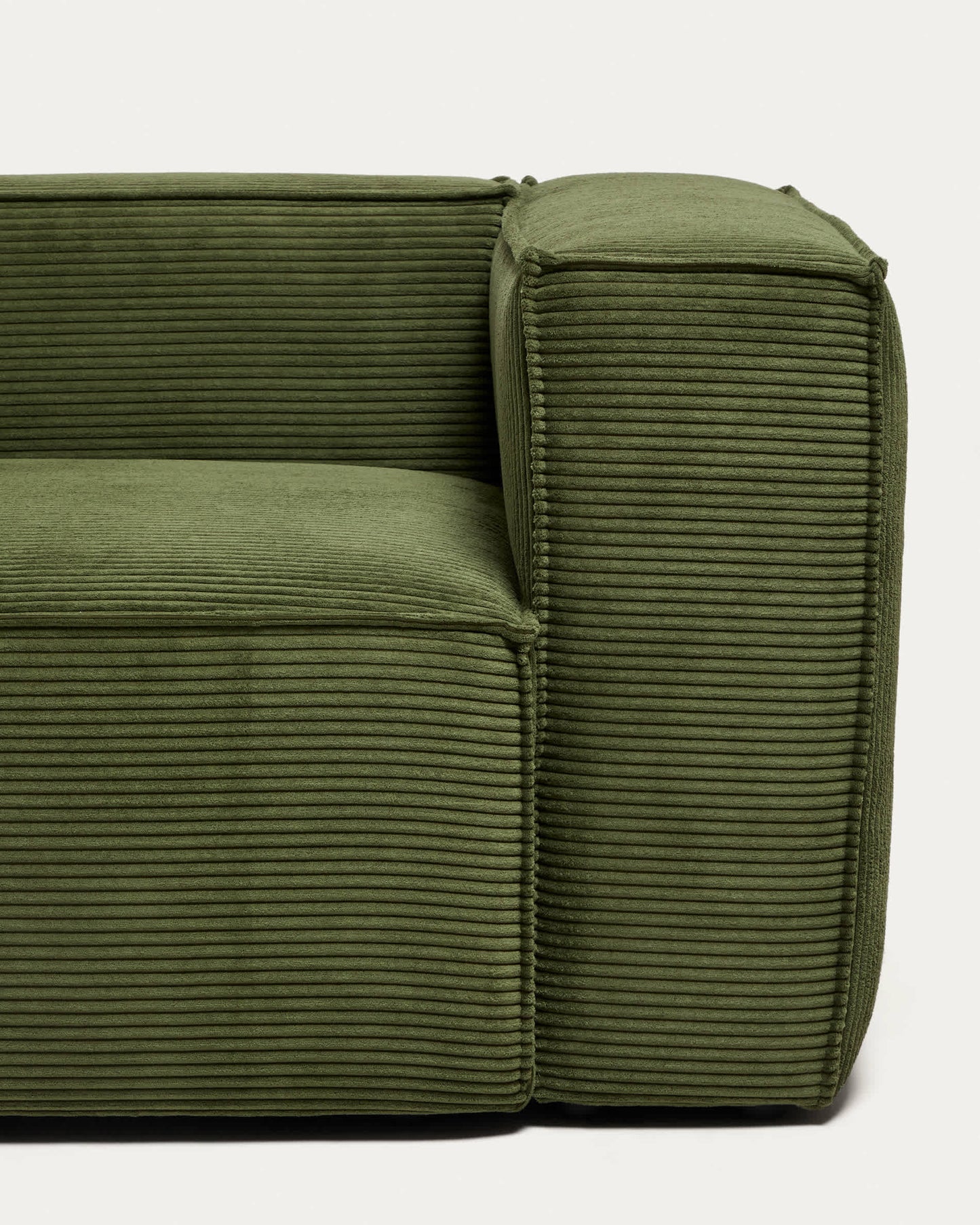 Divano ad angolo Blok 5 posti con terminale sinistro in velluto a coste spesso verde 255 x 320 cm FSC Mix Credit