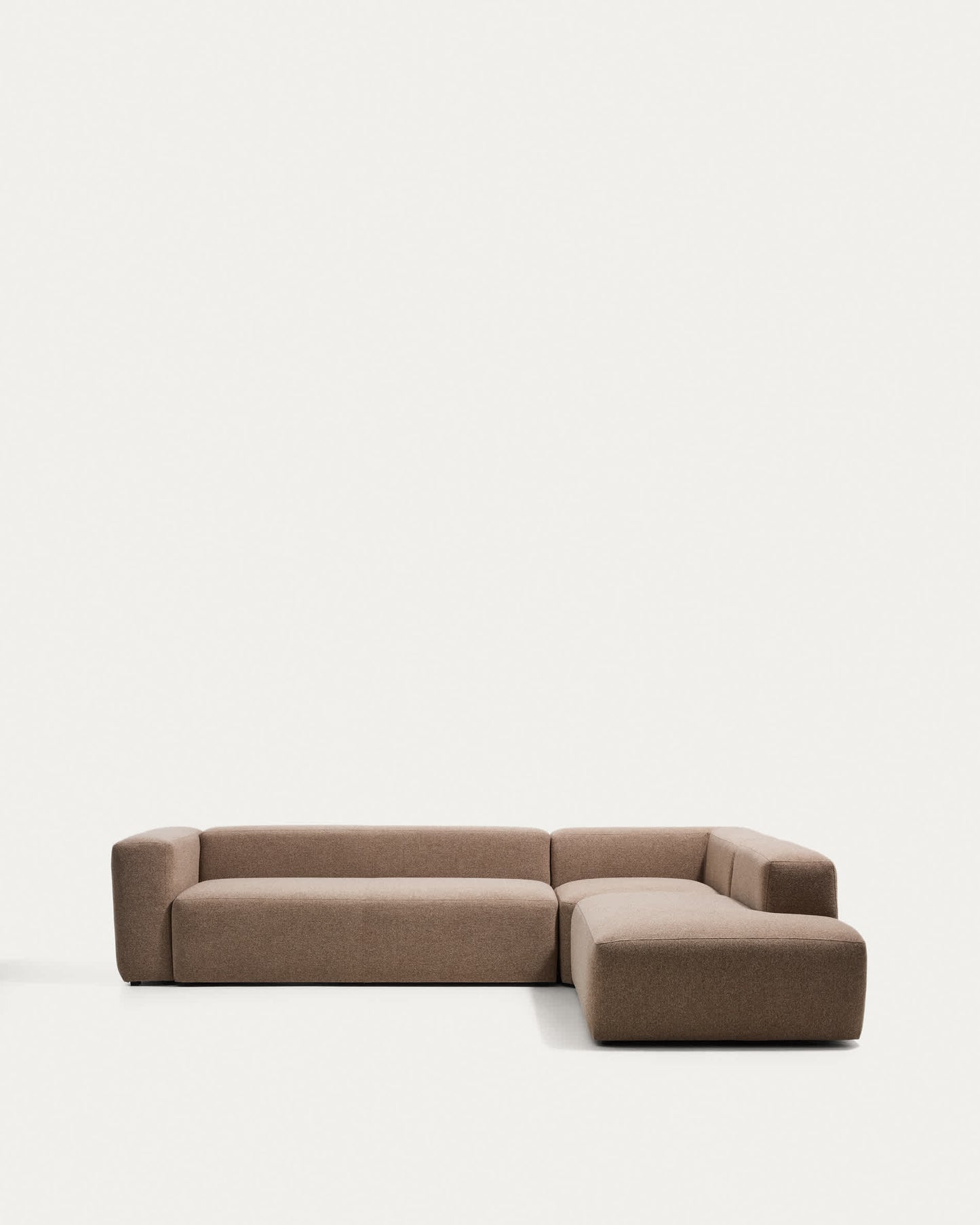 Divano ad angolo Blok 5 posti con terminale destro in ciniglia marrone 320 x 255 cm FSC Mix Credit