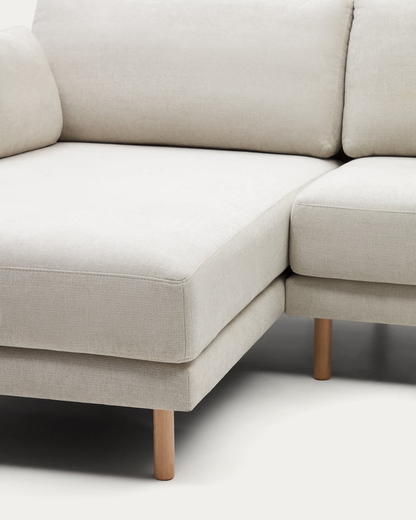 Divano 3 posti Gilma perla con chaise longue destra/sinistra e piedi naturali 261 cm