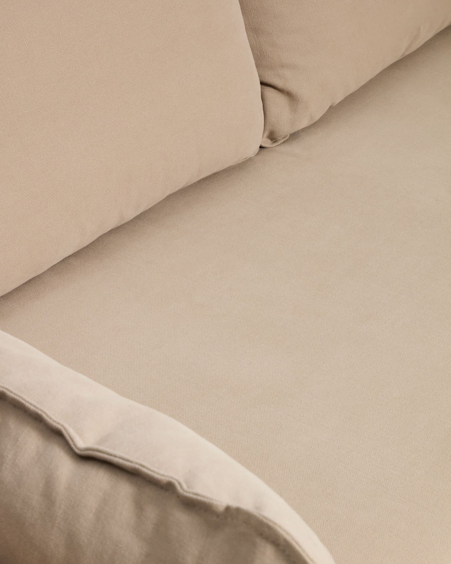 Divano letto Tanit beige con piedi in legno massello di faggio finitura naturale 210 cm
