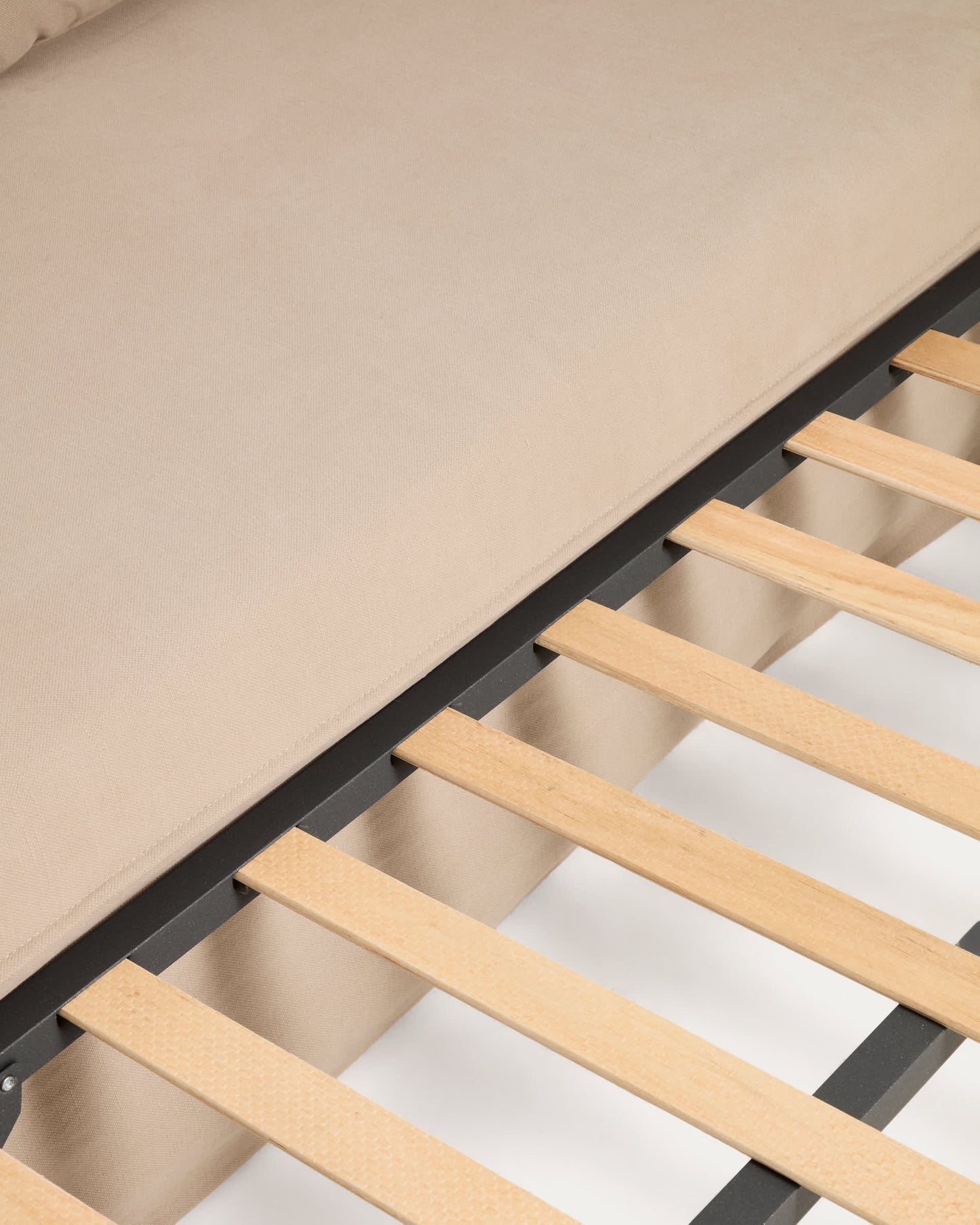 Divano letto Tanit beige con piedi in legno massello di faggio finitura naturale 210 cm