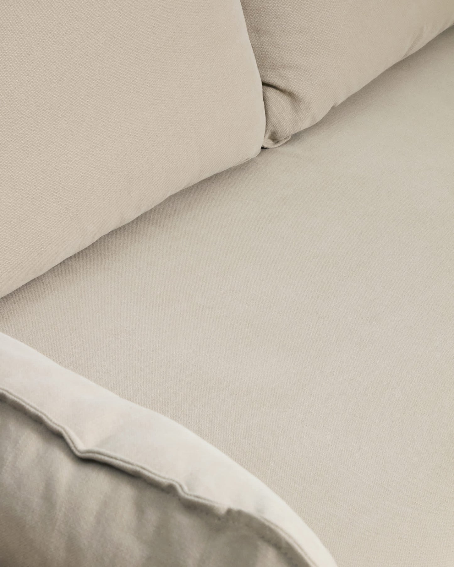 Divano letto Tanit bianco con piedi in legno massello di faggio finitura naturale 210 cm