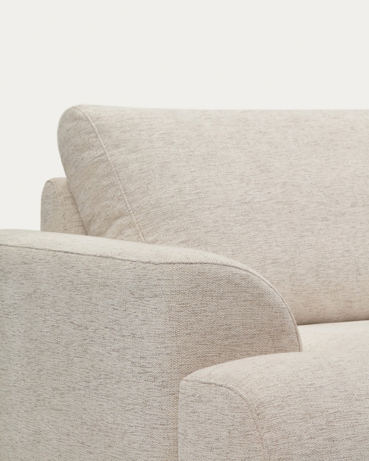 Divano Karin 2 posti in ciniglia beige con gambe in legno di faggio massiccio con finitura tono noce 210 cm