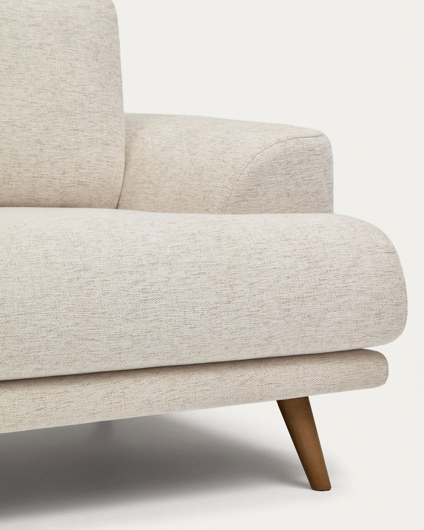 Divano Karin 2 posti in ciniglia beige con gambe in legno di faggio massiccio con finitura tono noce 210 cm