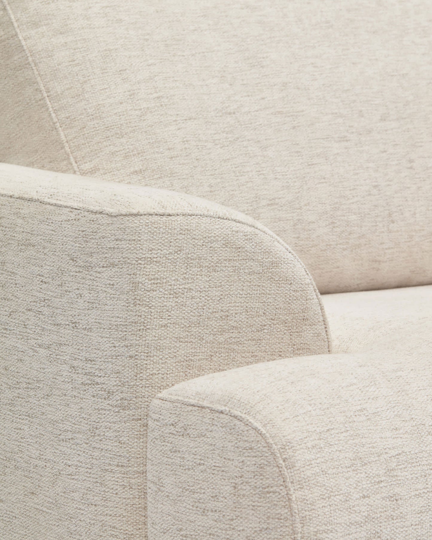 Divano Karin 2 posti in ciniglia beige con gambe in legno di faggio massiccio con finitura tono noce 210 cm