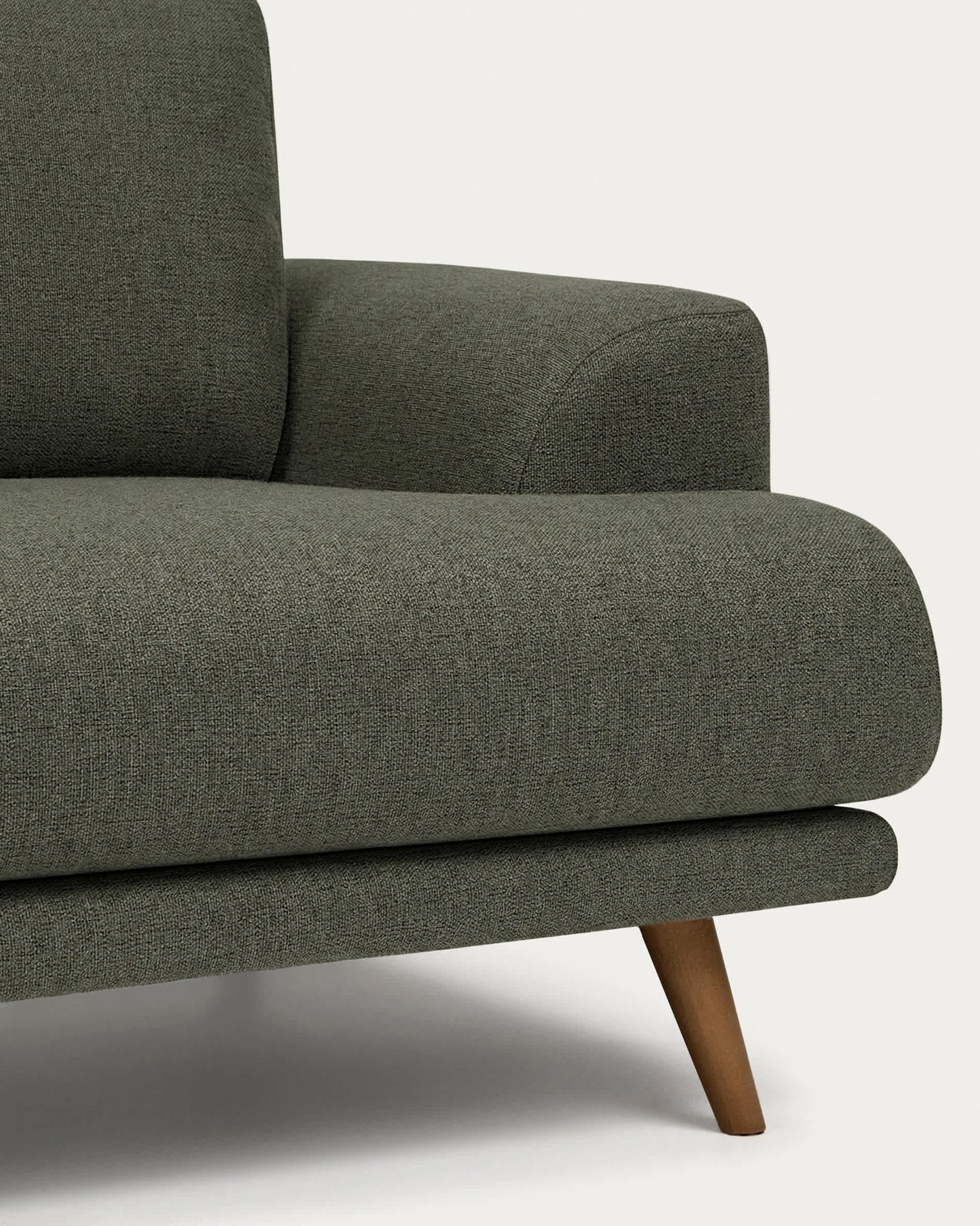 Divano Karin 3 posti in ciniglia verde scuro con gambe in legno massiccio di faggio con finitura tono noce 228 cm