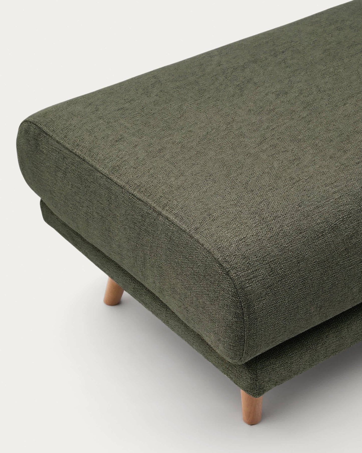 Poggiapiedi Karin verde scuro con gambe in legno massiccio di faggio con finitura tono naturale 90 x 70 cm