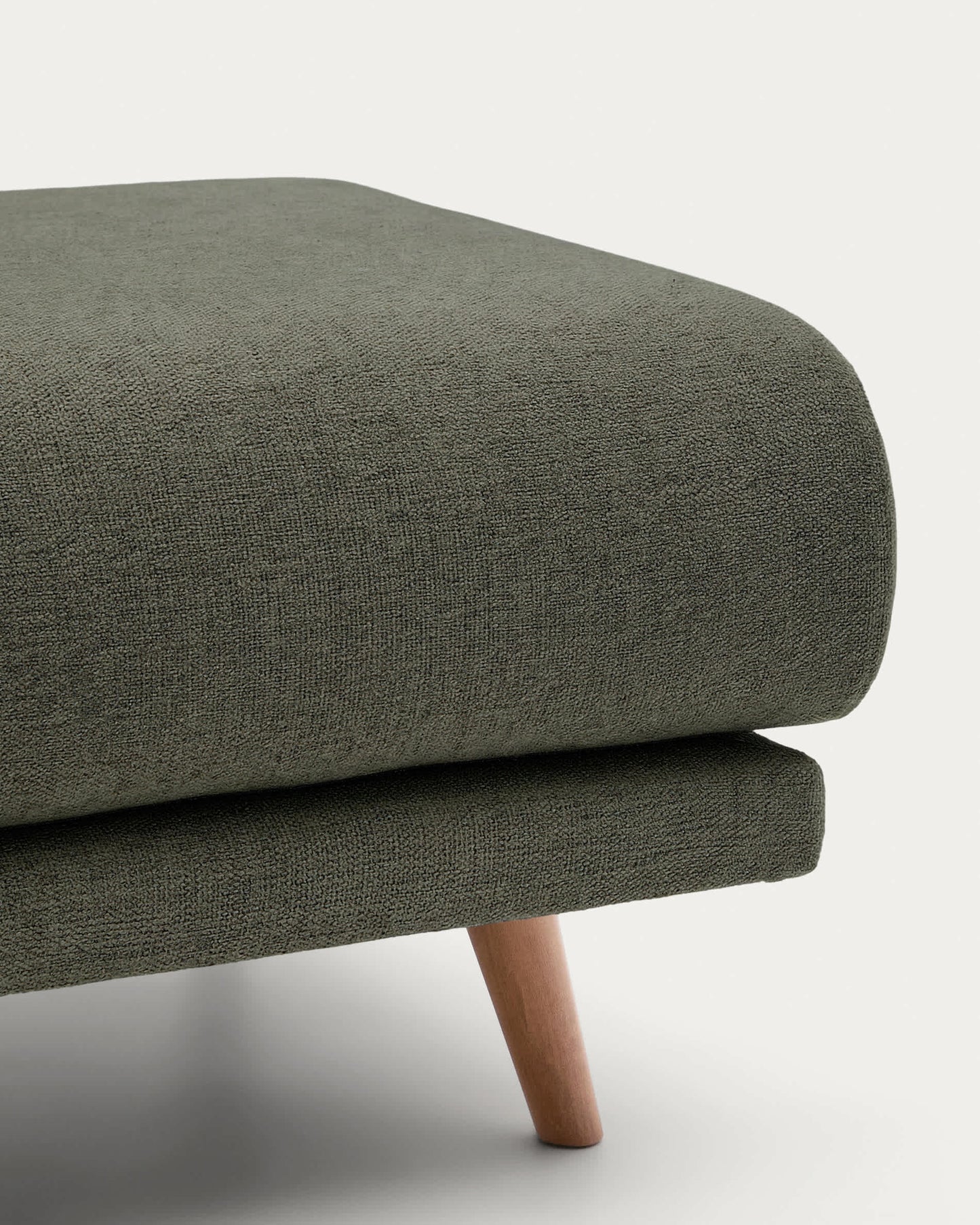 Poggiapiedi Karin verde scuro con gambe in legno massiccio di faggio con finitura tono naturale 90 x 70 cm