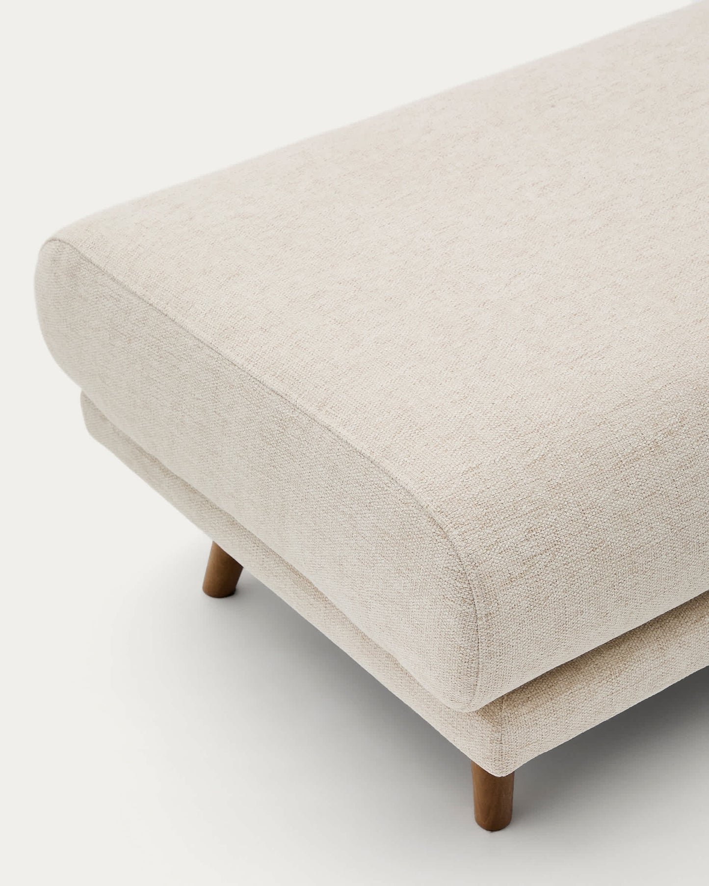 Poggiapiedi Karin in ciniglia beige con gambe in legno massiccio di faggio con finitura tono noce 90 x 70 cm