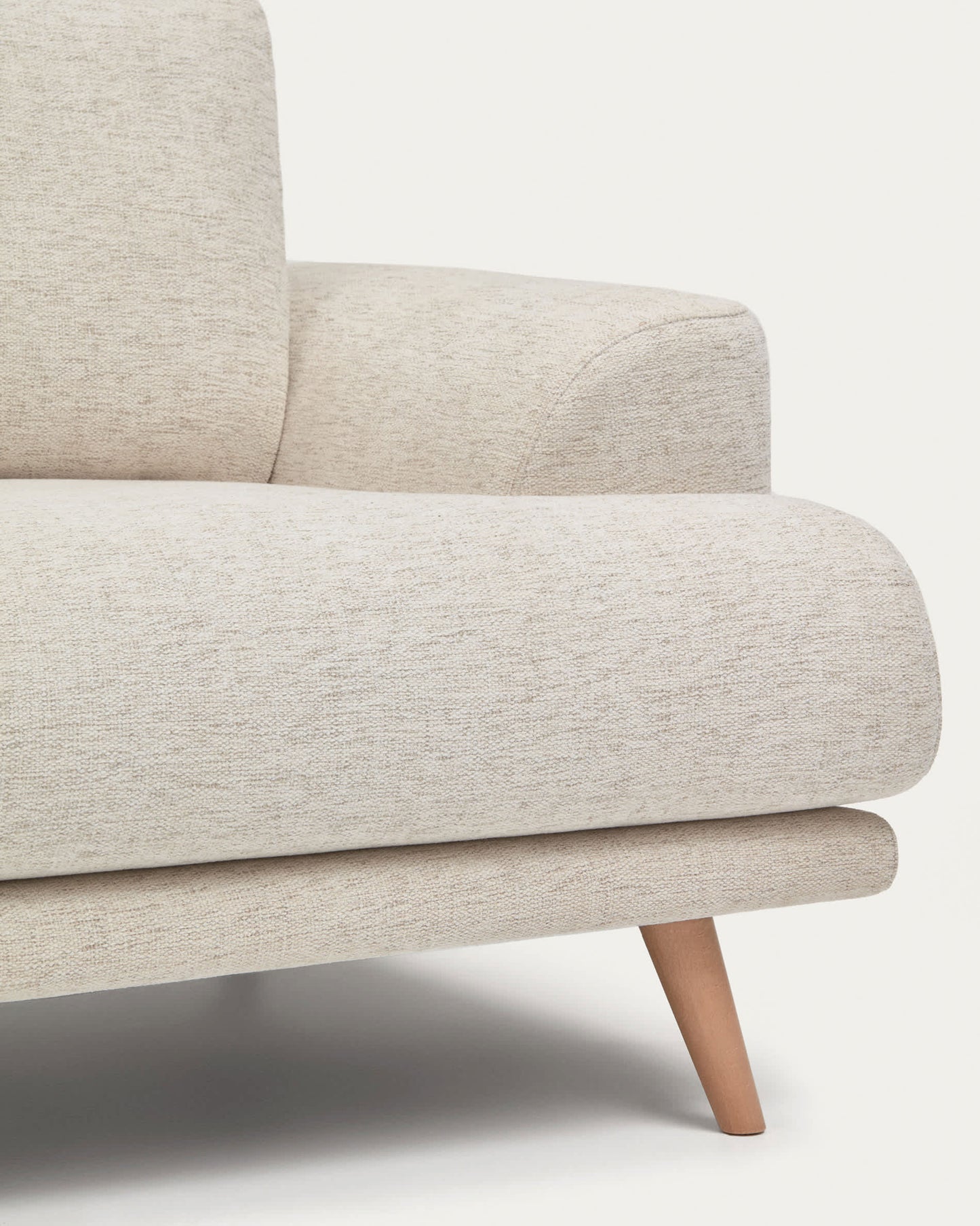 Divano Karin 2 posti in ciniglia beige con gambe in legno di faggio massiccio 211 cm