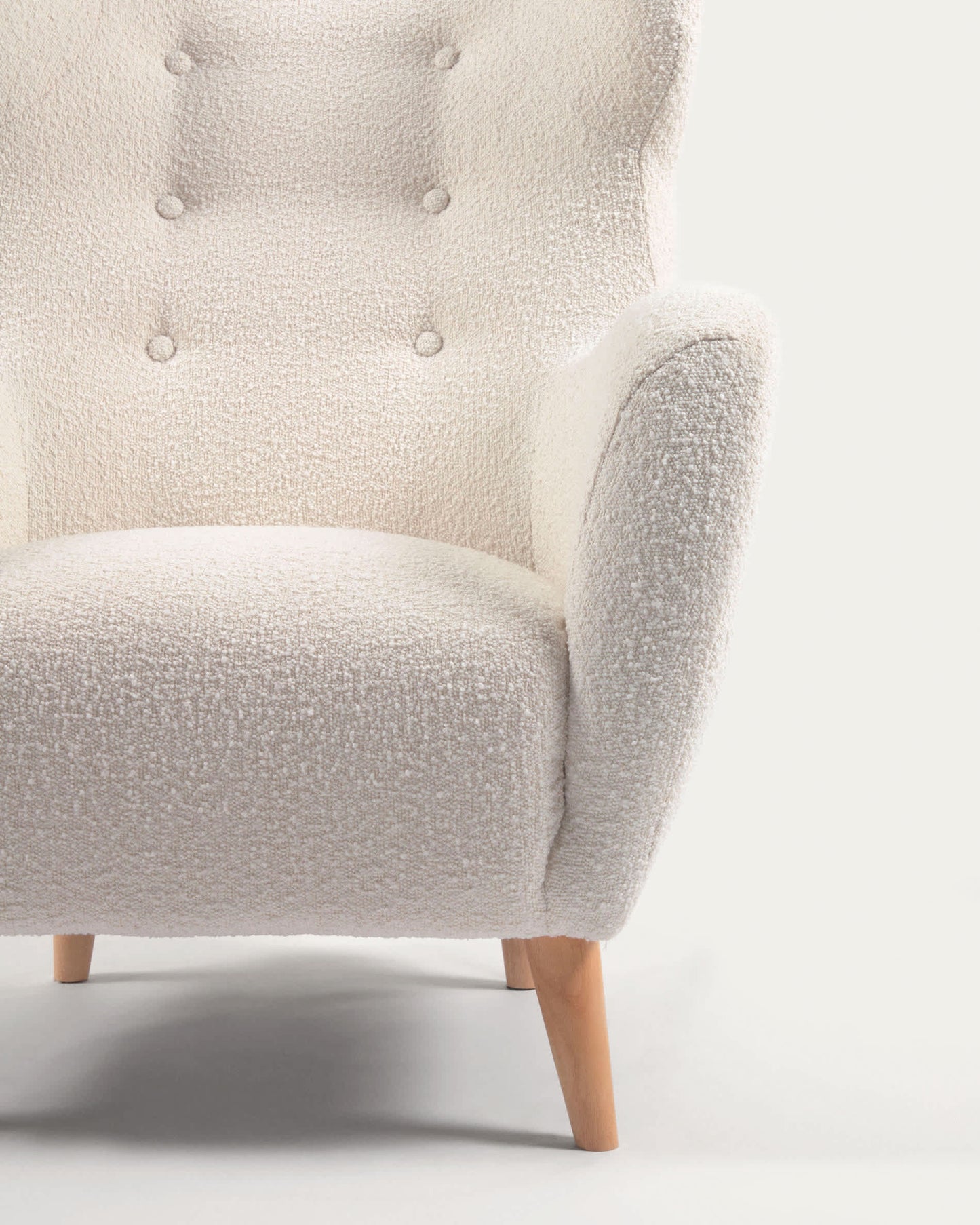 Poltrona Patio in tessuto bouclé bianco e gambe in legno massello di faggio naturale
