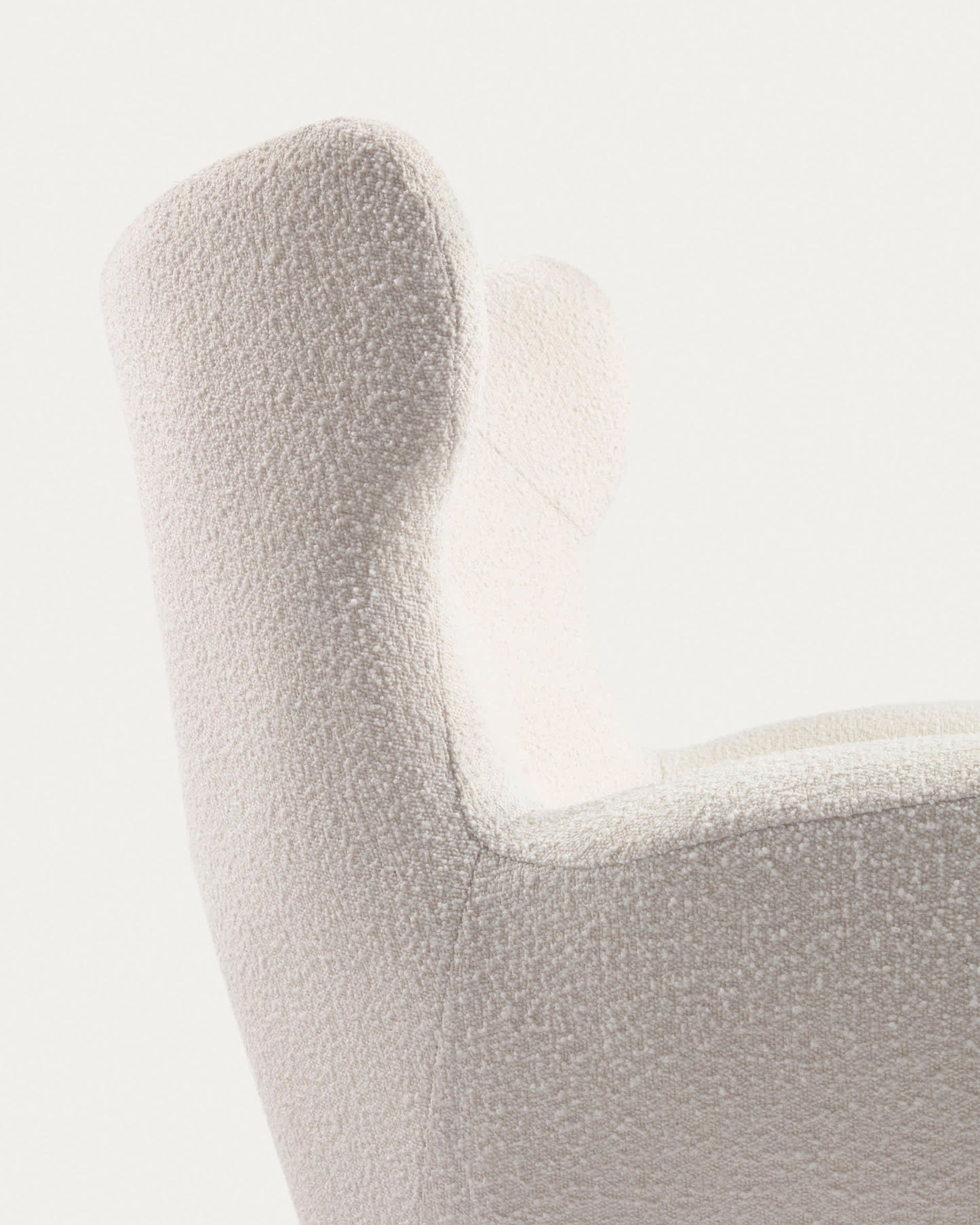 Poltrona Patio in tessuto bouclé bianco e gambe in legno massello di faggio naturale