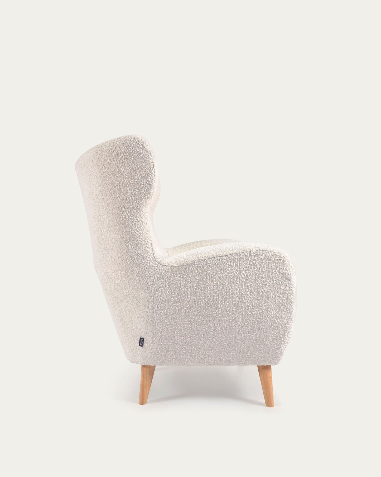 Poltrona Patio in tessuto bouclé bianco e gambe in legno massello di faggio naturale