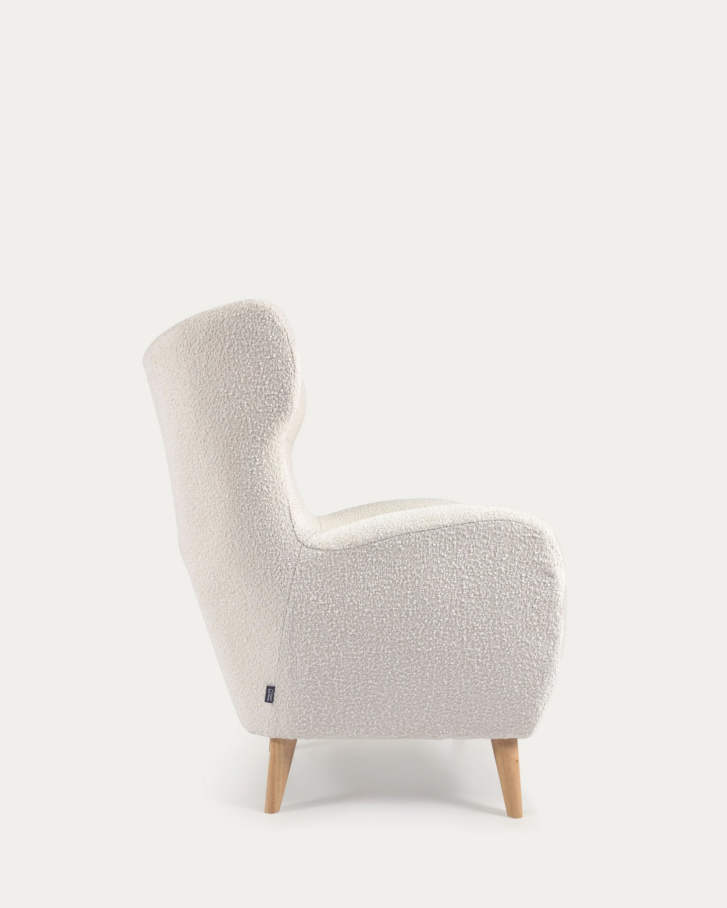 Poltrona Patio in tessuto bouclé bianco e gambe in legno massello di faggio naturale