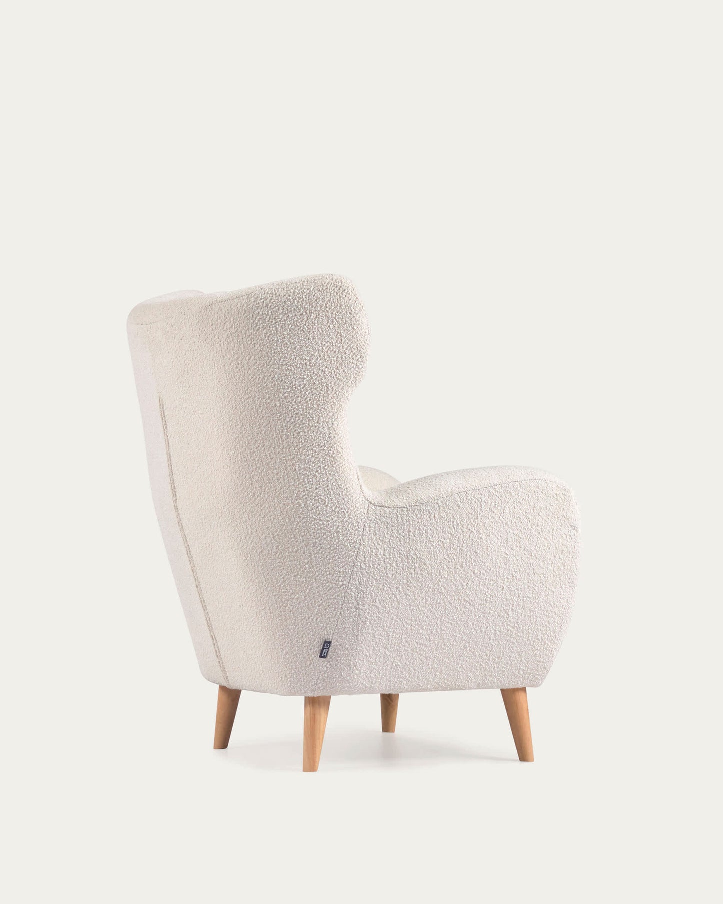 Poltrona Patio in tessuto bouclé bianco e gambe in legno massello di faggio naturale