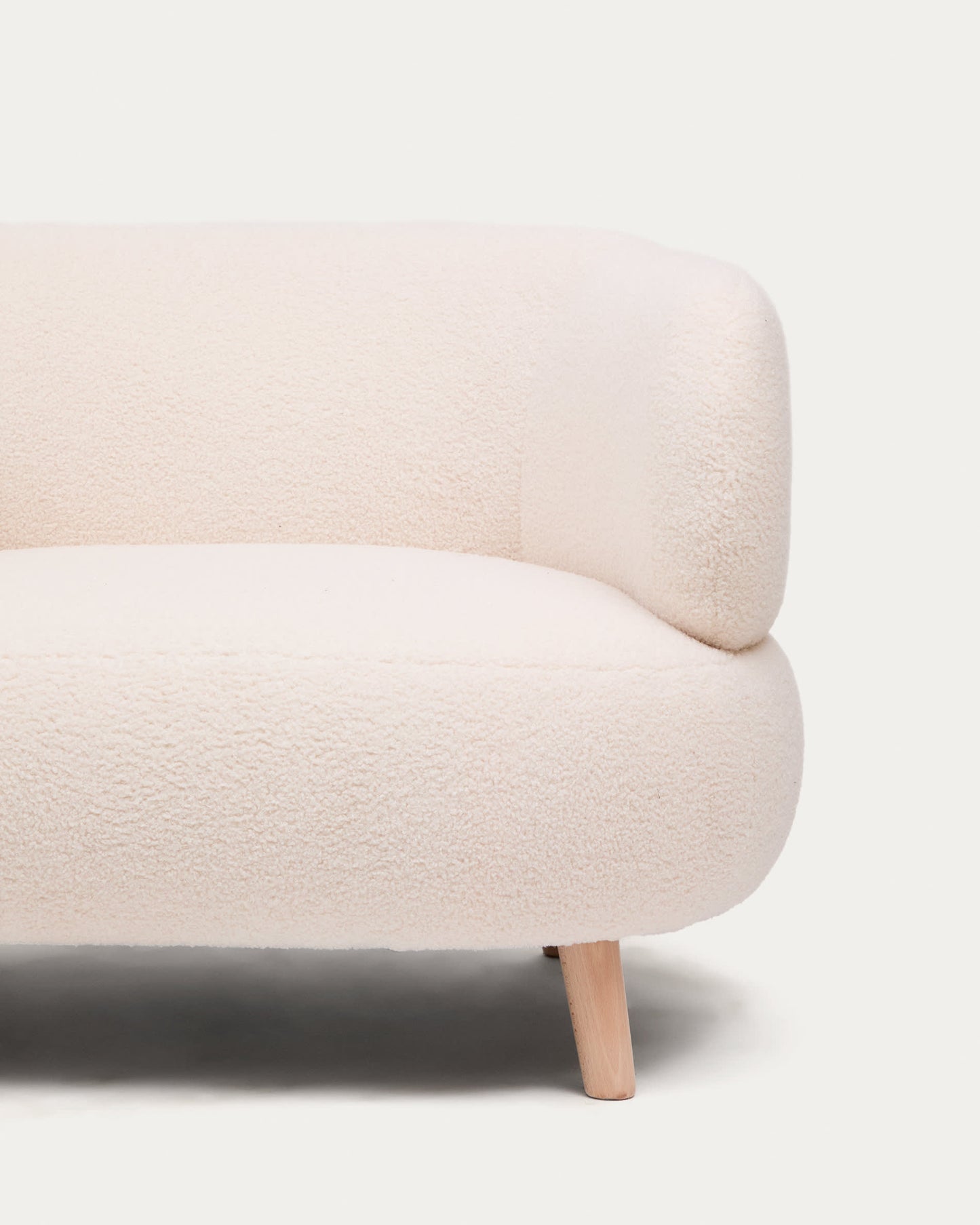 Poltrona Luisa in tessuto bouclé écru in legno massiccio di faggio 90 cm