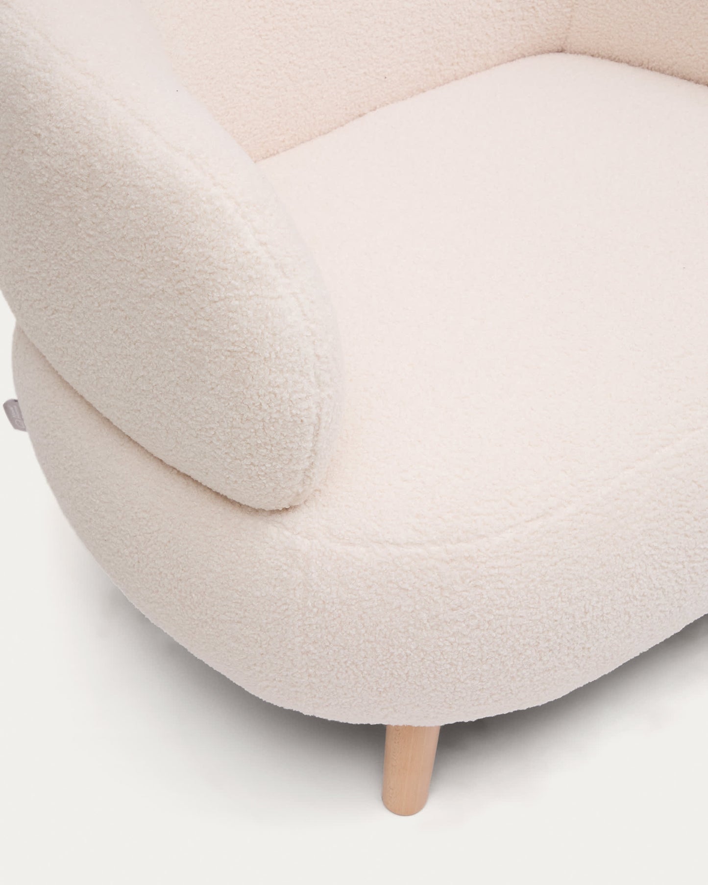 Poltrona Luisa in tessuto bouclé écru in legno massiccio di faggio 90 cm