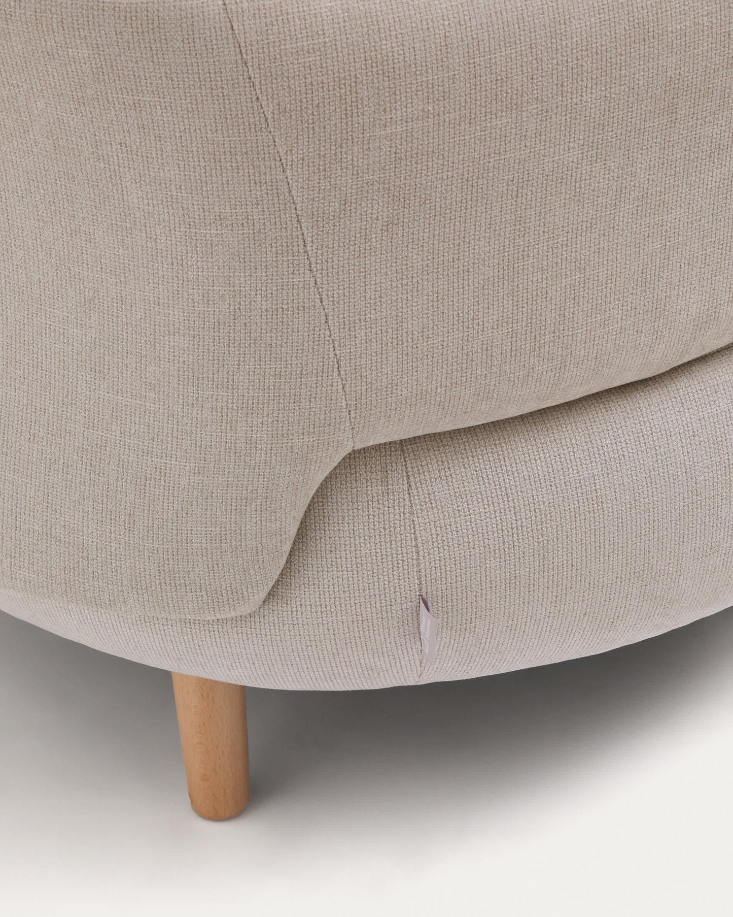Poltrona Luisa in tessuto di ciniglia perla in legno massiccio di faggio 90 cm