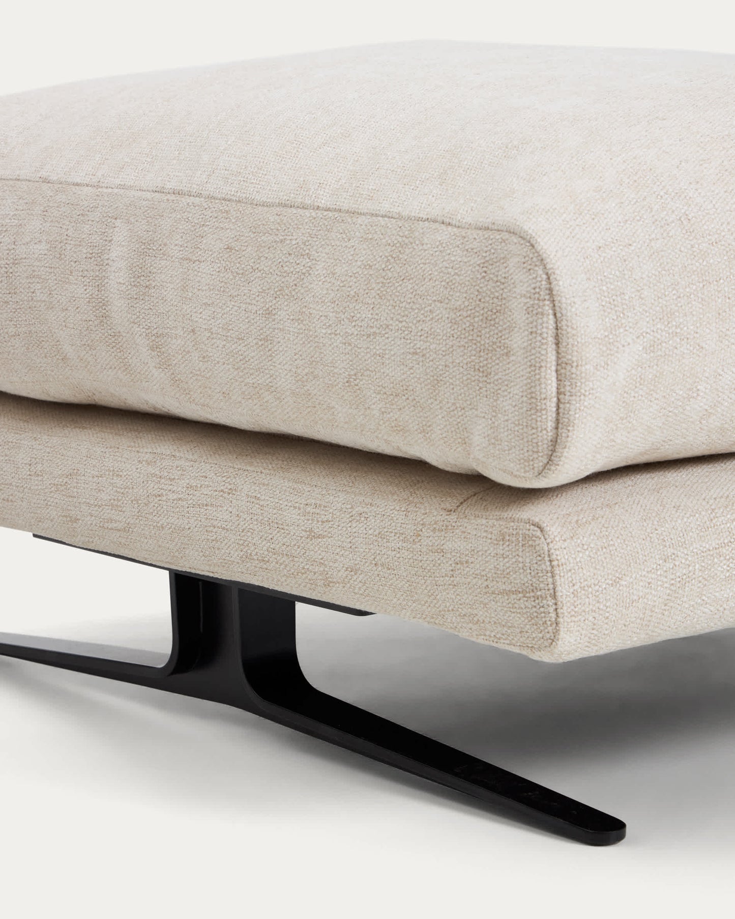 Poggiapiedi Veliro in ciniglia beige con gambe in acciaio finitura nera 85 x 90 cm FSC Mix Credit