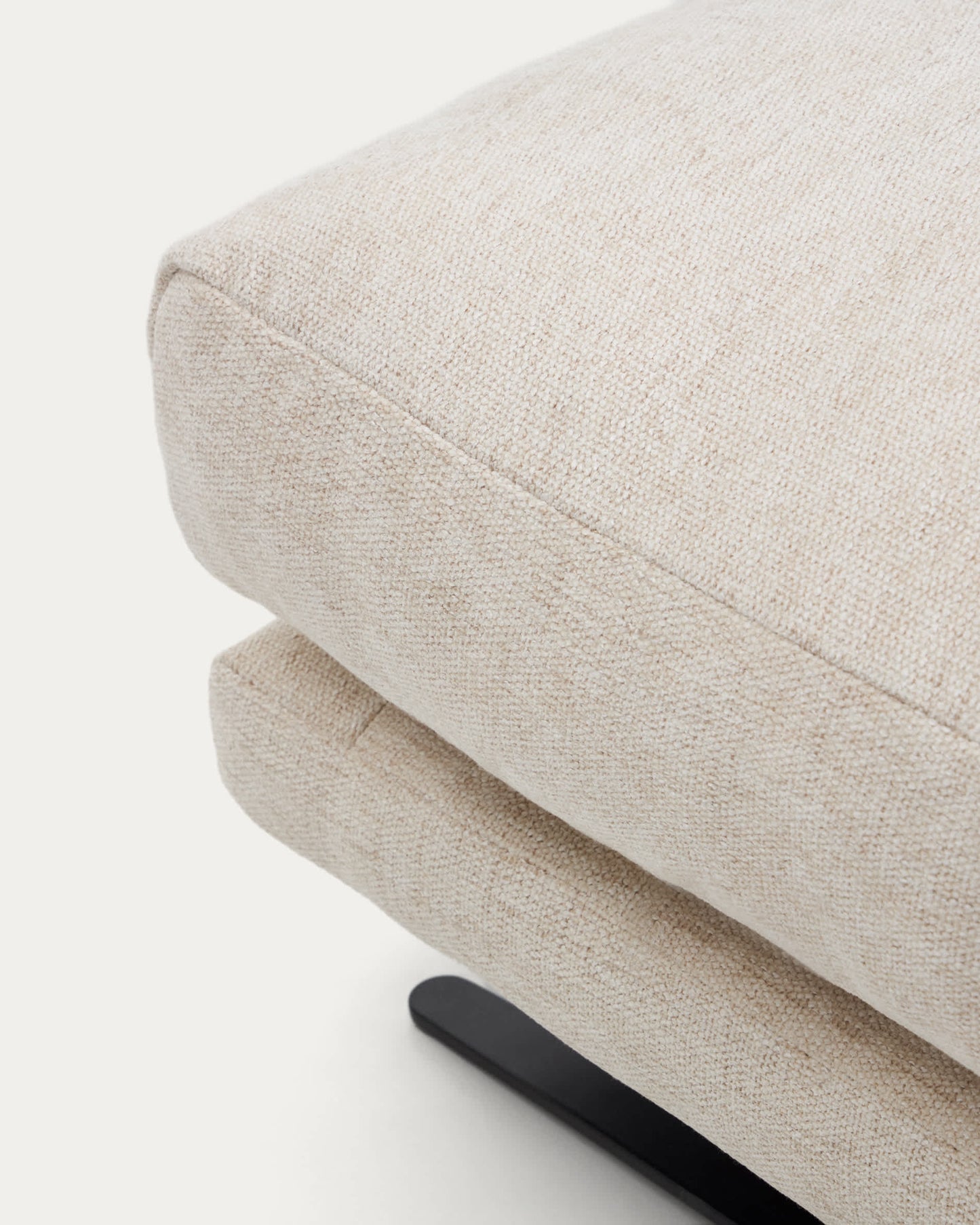 Poggiapiedi Veliro in ciniglia beige con gambe in acciaio finitura nera 85 x 90 cm FSC Mix Credit