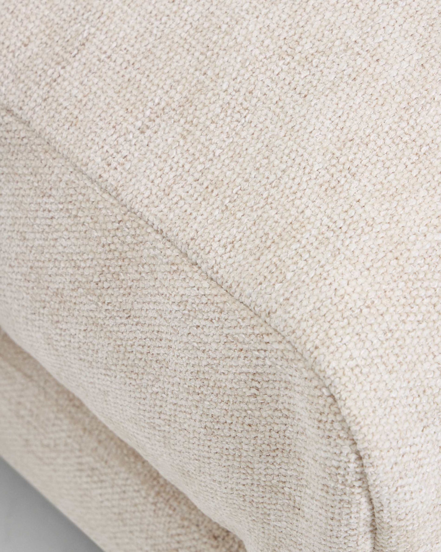Poggiapiedi Veliro in ciniglia beige con gambe in acciaio finitura nera 85 x 90 cm FSC Mix Credit