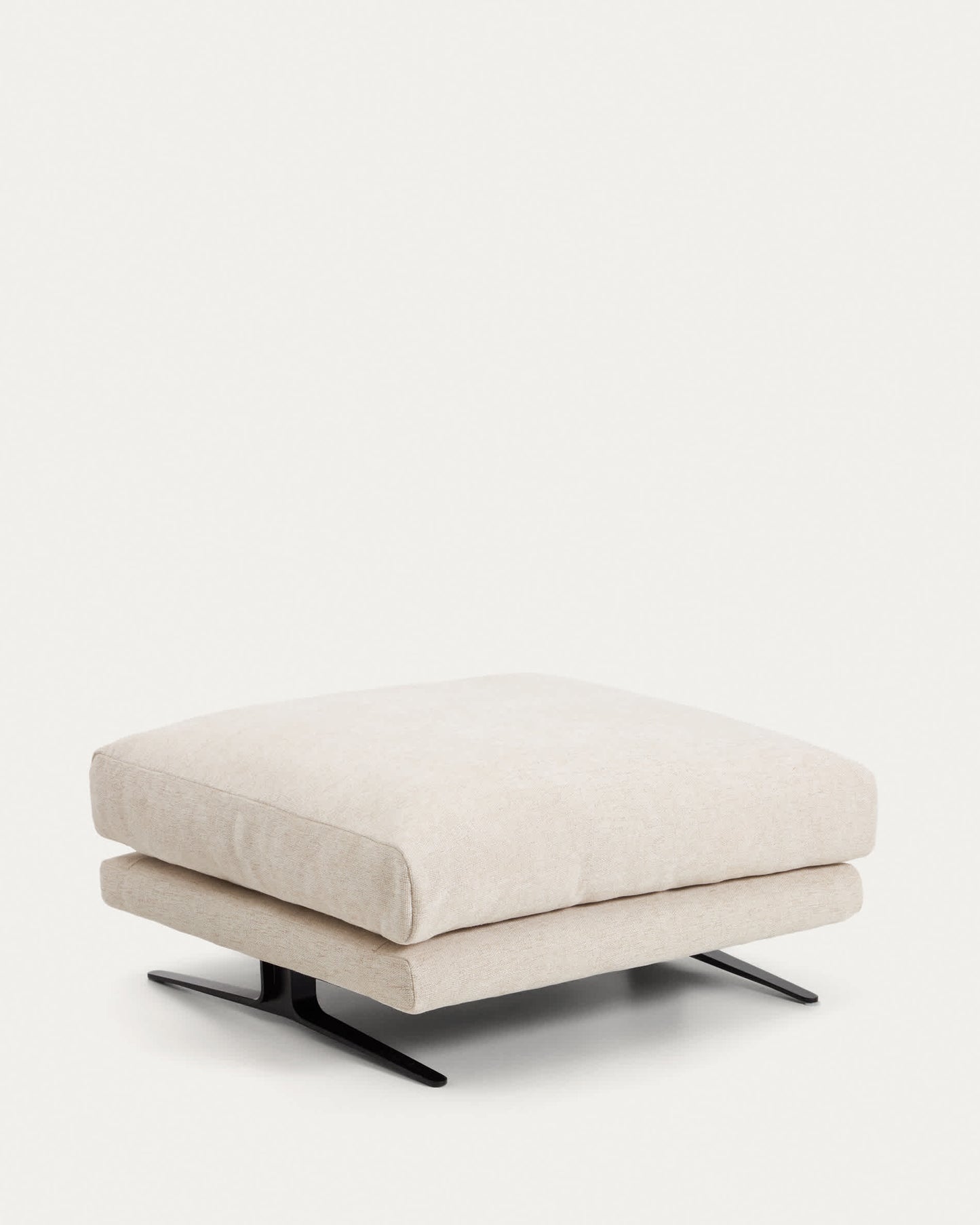 Poggiapiedi Veliro in ciniglia beige con gambe in acciaio finitura nera 85 x 90 cm FSC Mix Credit
