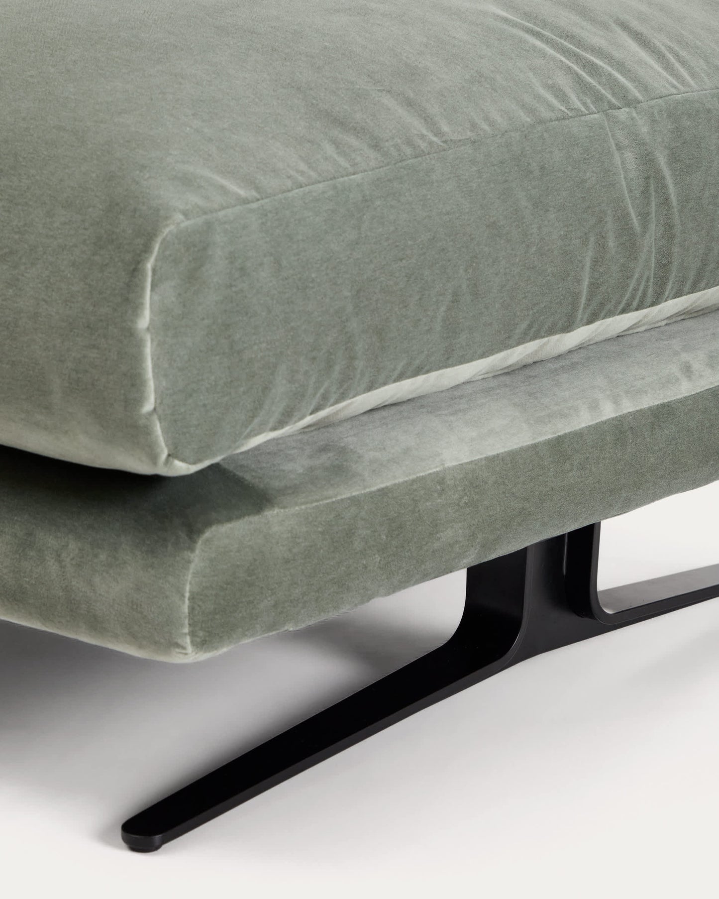 Poggiapiedi Veliro in velluto verde e gambe in acciaio con finitura nera 85 x 90 cm FSC Mix Credit