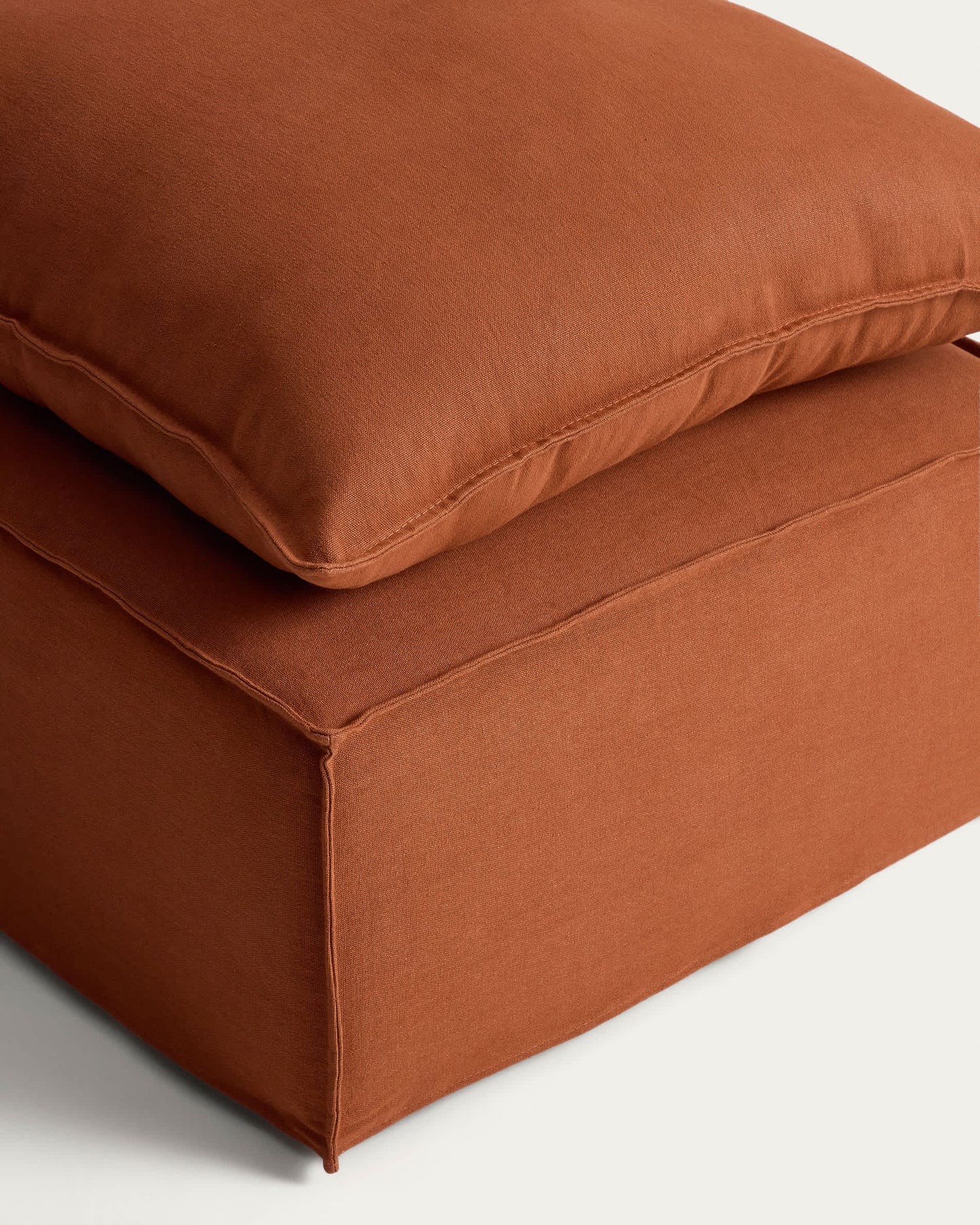 Poggiapiedi sfoderabile Anarela con cuscino in 100% lino terracotta 80 x 80 cm FSC Mix Credit
