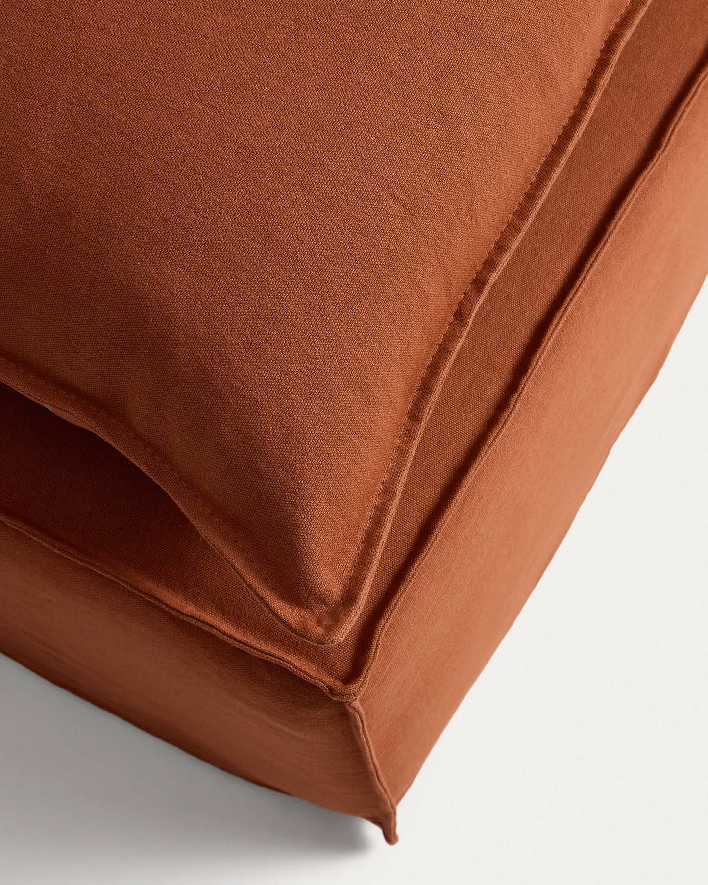 Poggiapiedi sfoderabile Anarela con cuscino in 100% lino terracotta 80 x 80 cm FSC Mix Credit