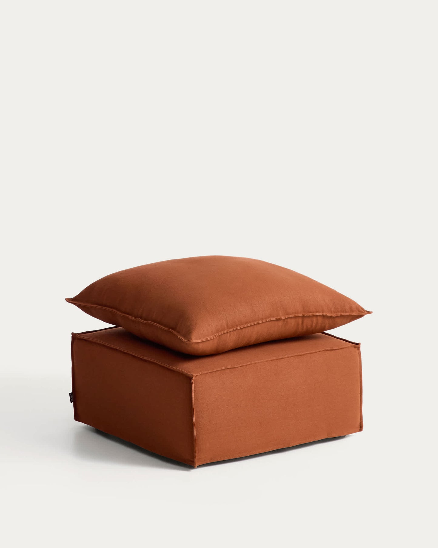 Poggiapiedi sfoderabile Anarela con cuscino in 100% lino terracotta 80 x 80 cm FSC Mix Credit